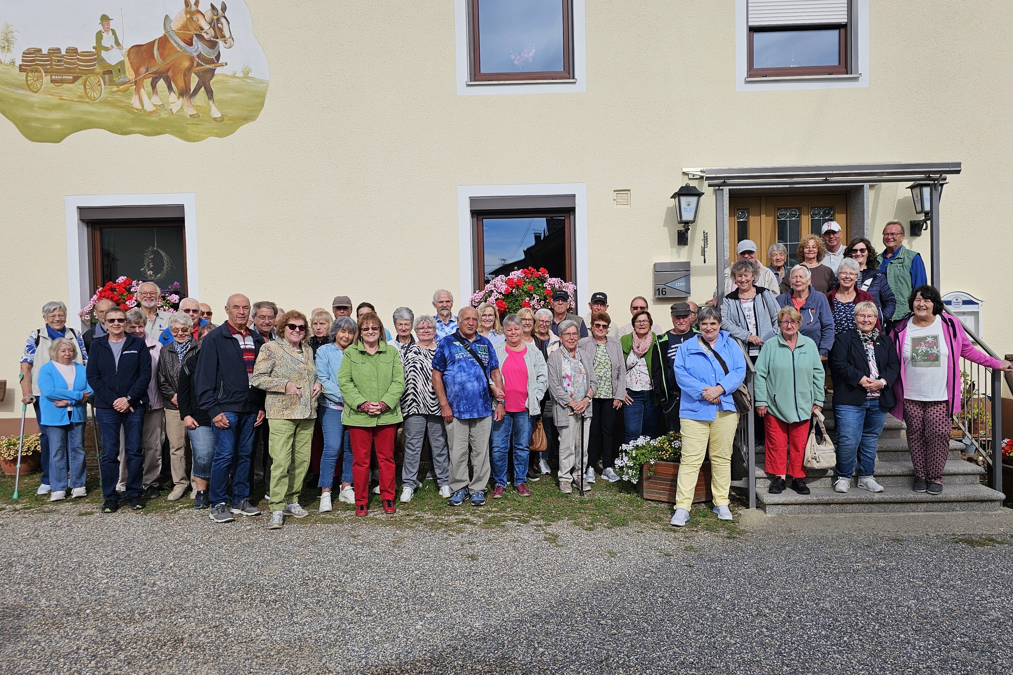 VdK OV Burgrieden Ausflug 2026 VdK OV Burgrieden Ausflug 2026 - Teilnehmer des Ausflugs vom VdK Ortsverband Burgrieden vor der Gaststätte Hirsch in Geisingen.