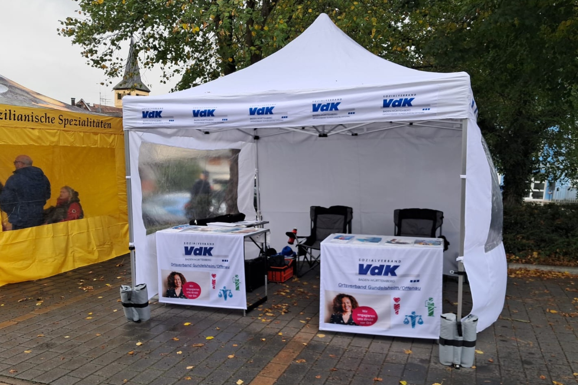 Bild zeigt den VdK Infostand mit Pavillon des OV Gundelsheim/Offenau