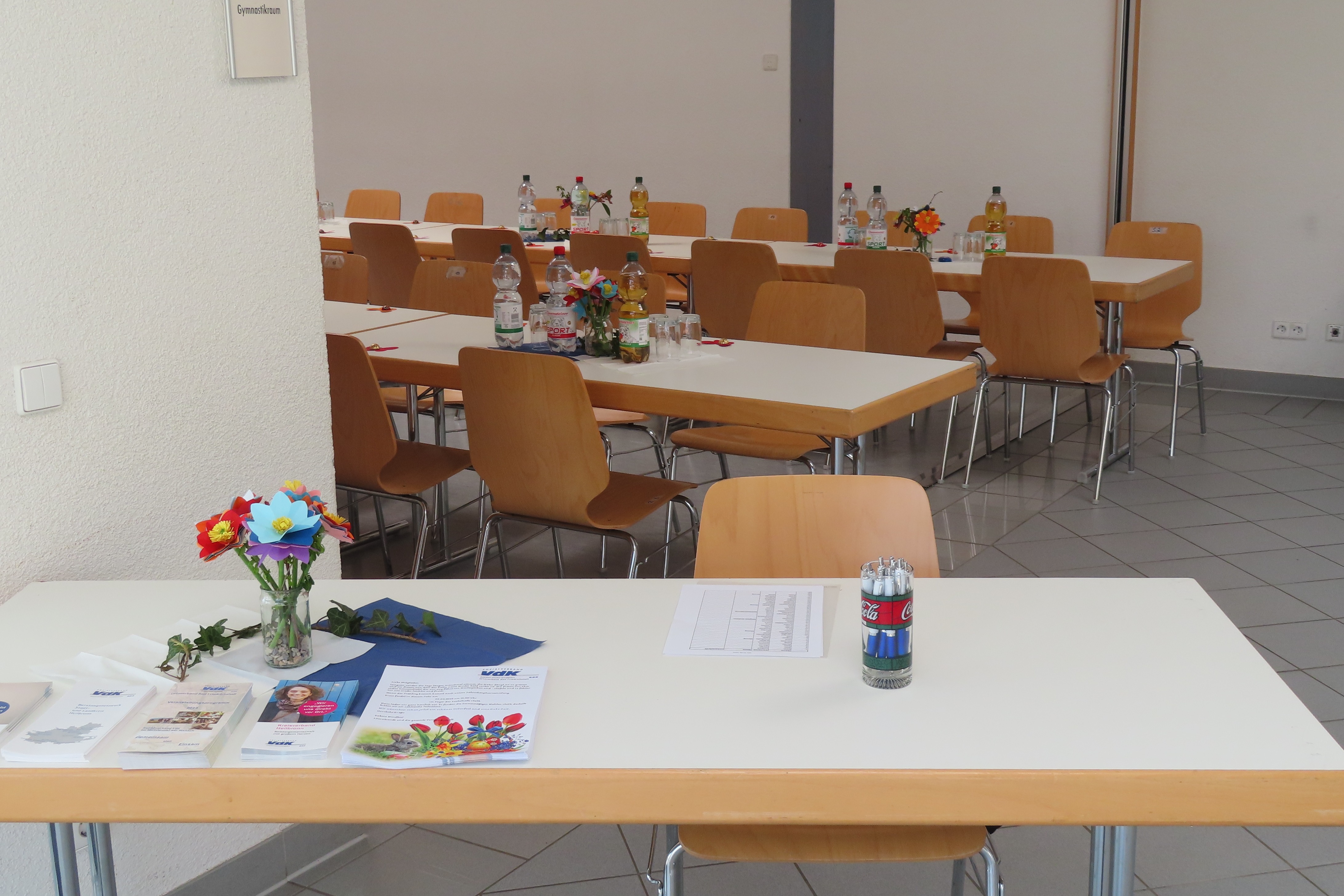 Tisch zur Begr&uuml;&szlig;ung