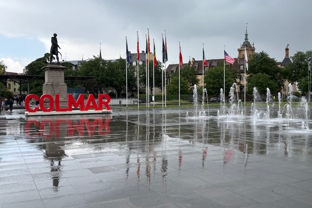 Colmar - Elsass Platz in Colmar mit Schriftzug, Bartholdi-Statue und Springbrunnen