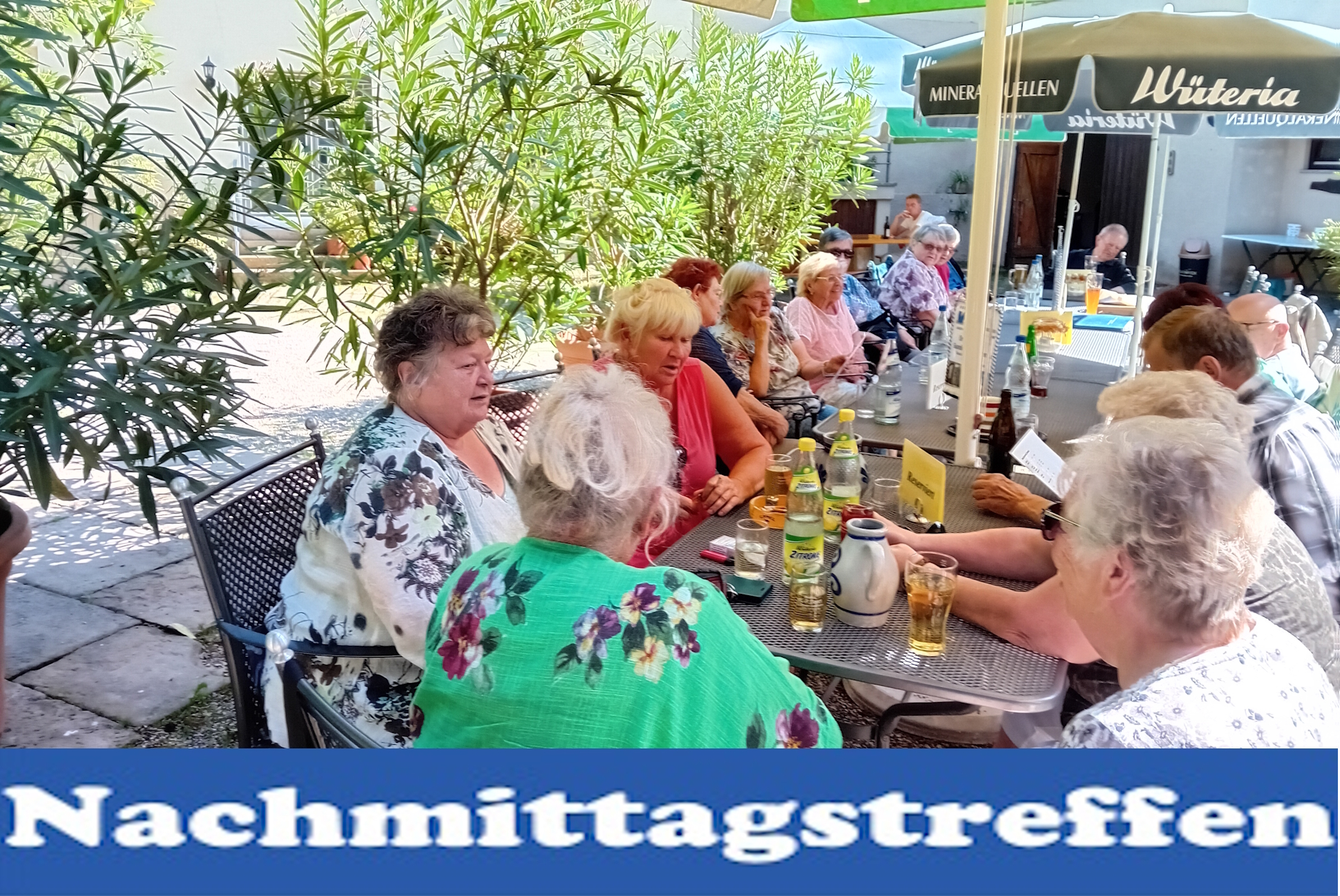 Bild zeigt die Gruppe im Biergarten