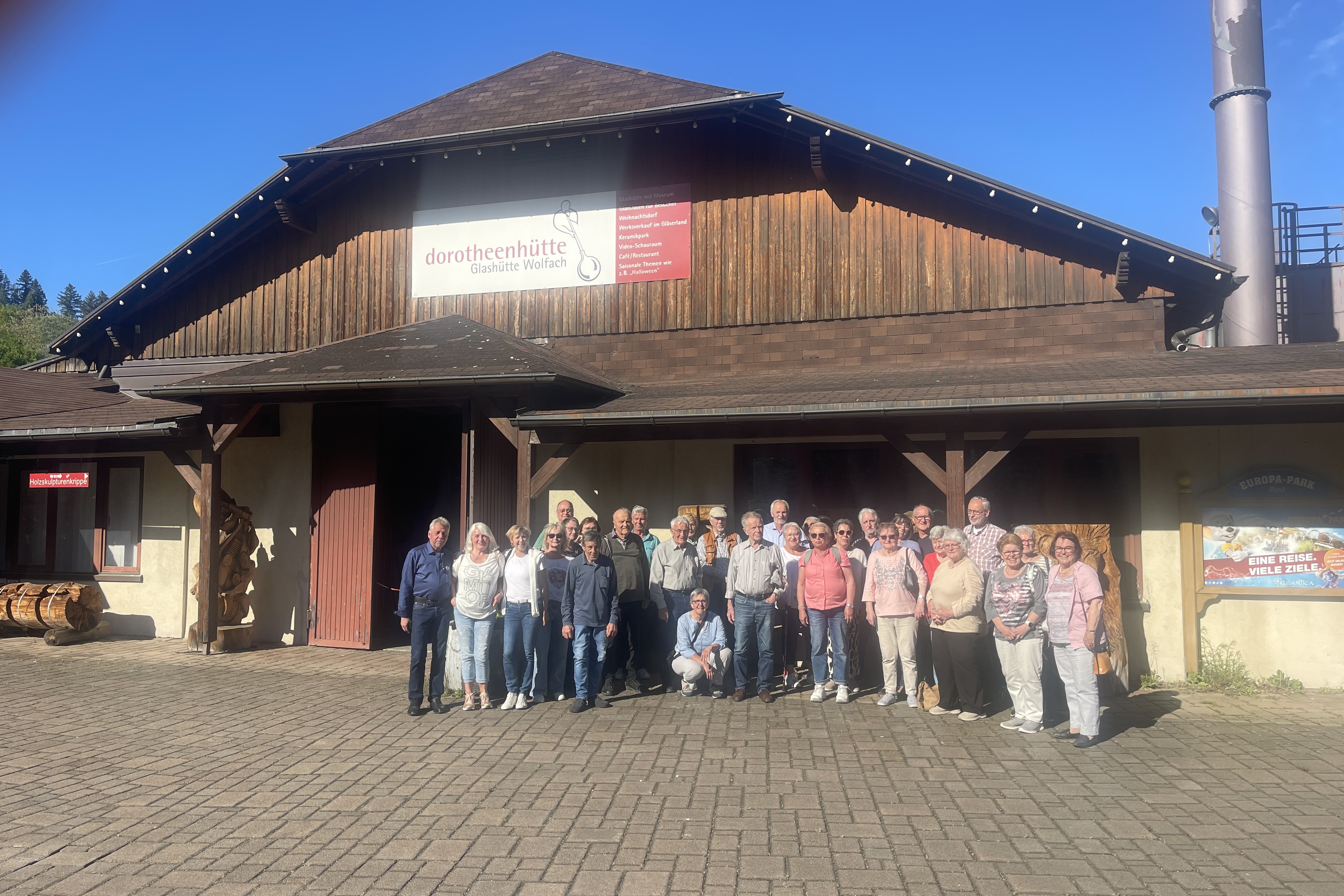 Gruppenbild vor Glasbl&auml;serei Dorotheenh&uuml;tte