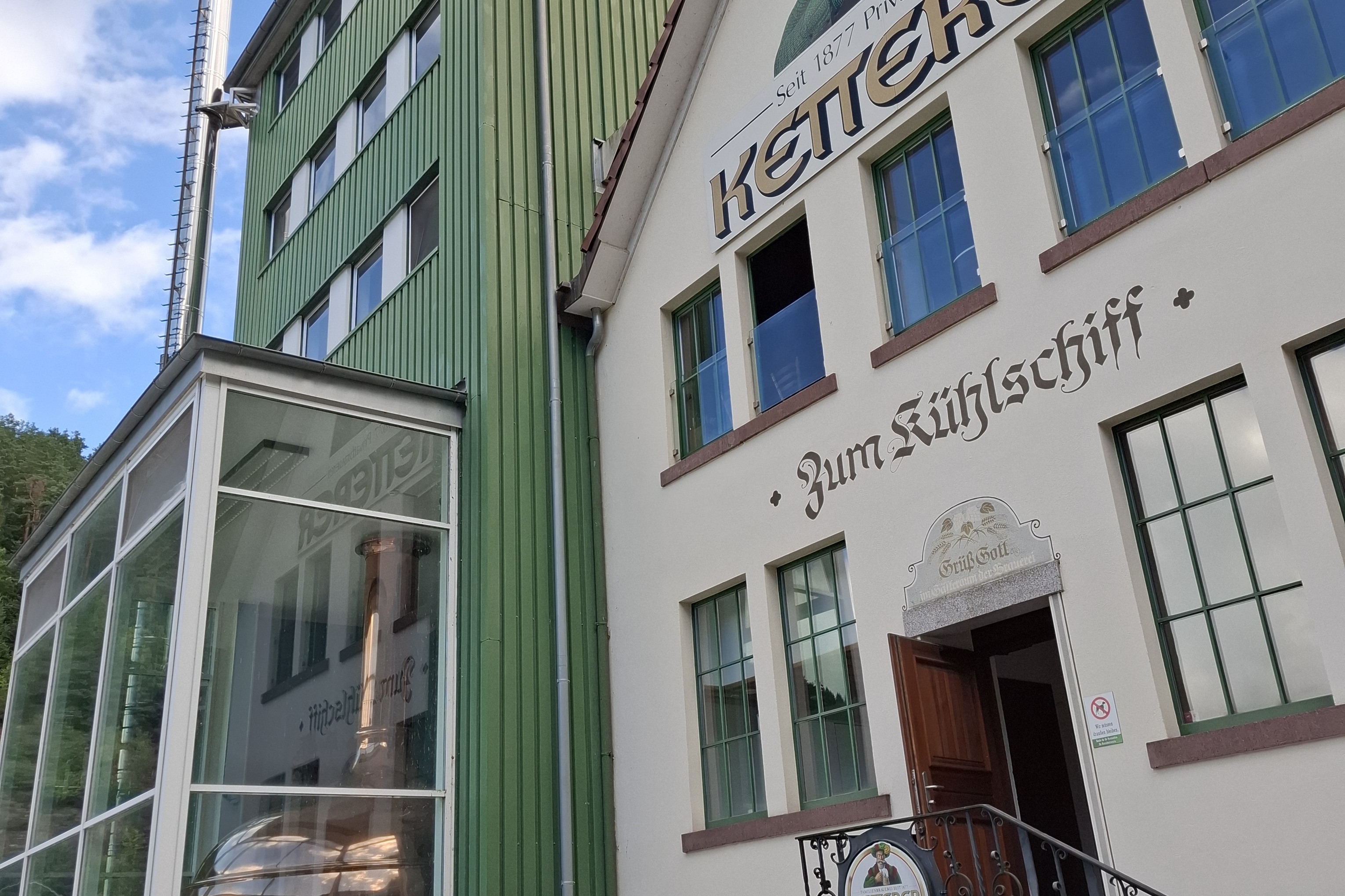 Brauereibesichtigung Der Eingang der Brauerei Ketterer in Hornberg zum Start der Brauereiführung