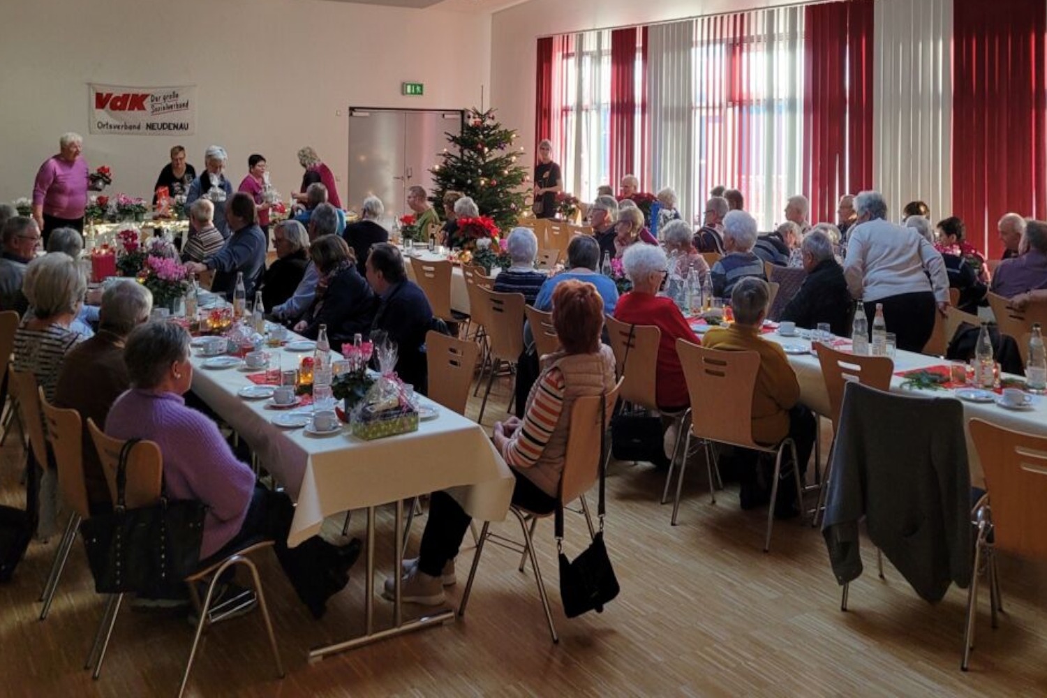 Advensfeier Ein Bild das den ganzen Saal mit vielen Personen die an den Tischen sitzen