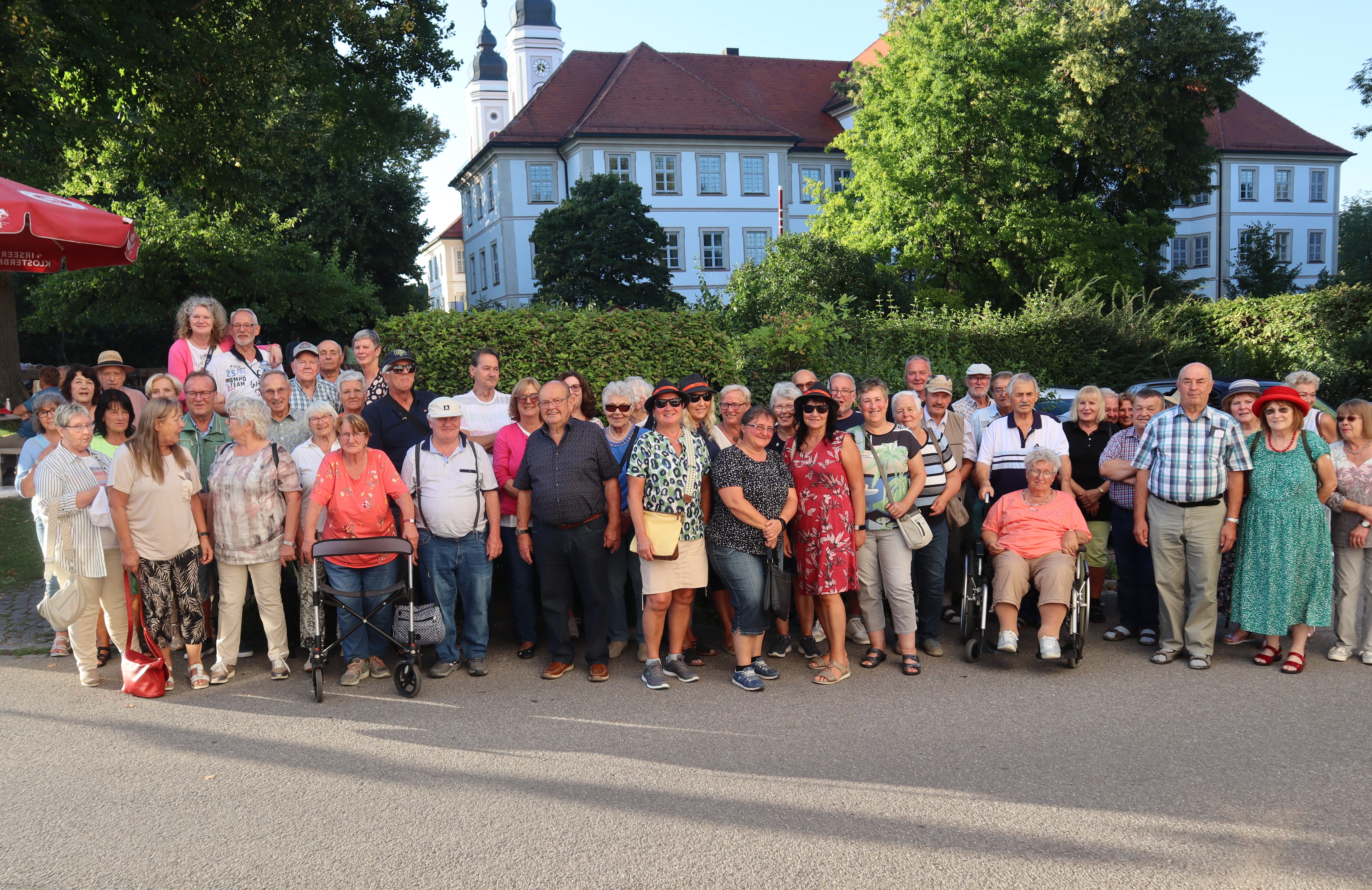 Ausflugsteilnehmer 2023 vor dem Irseer Kloster