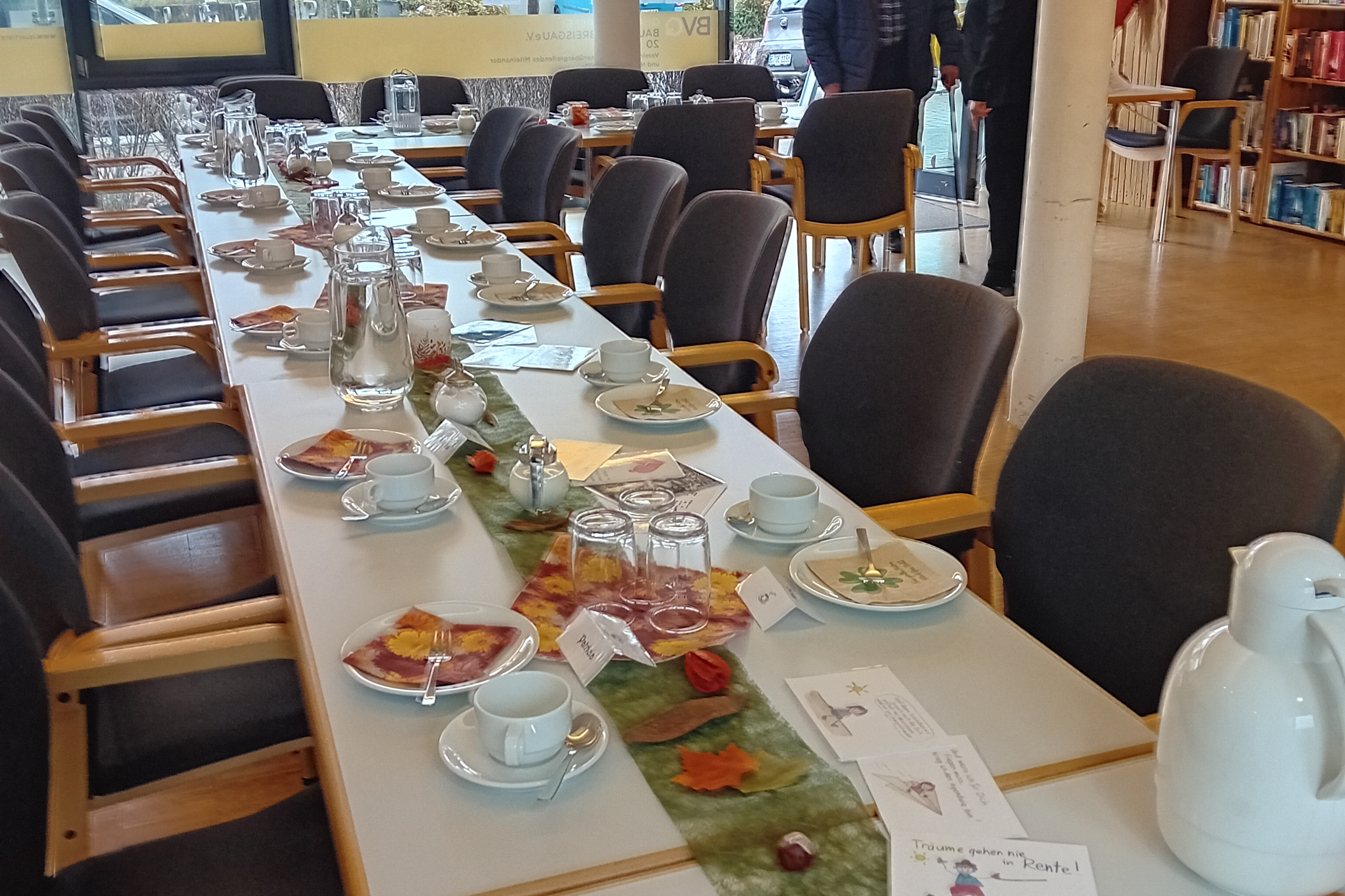 Tafel mit Kaffeegeschirr und Deko wartet auf Besuchende