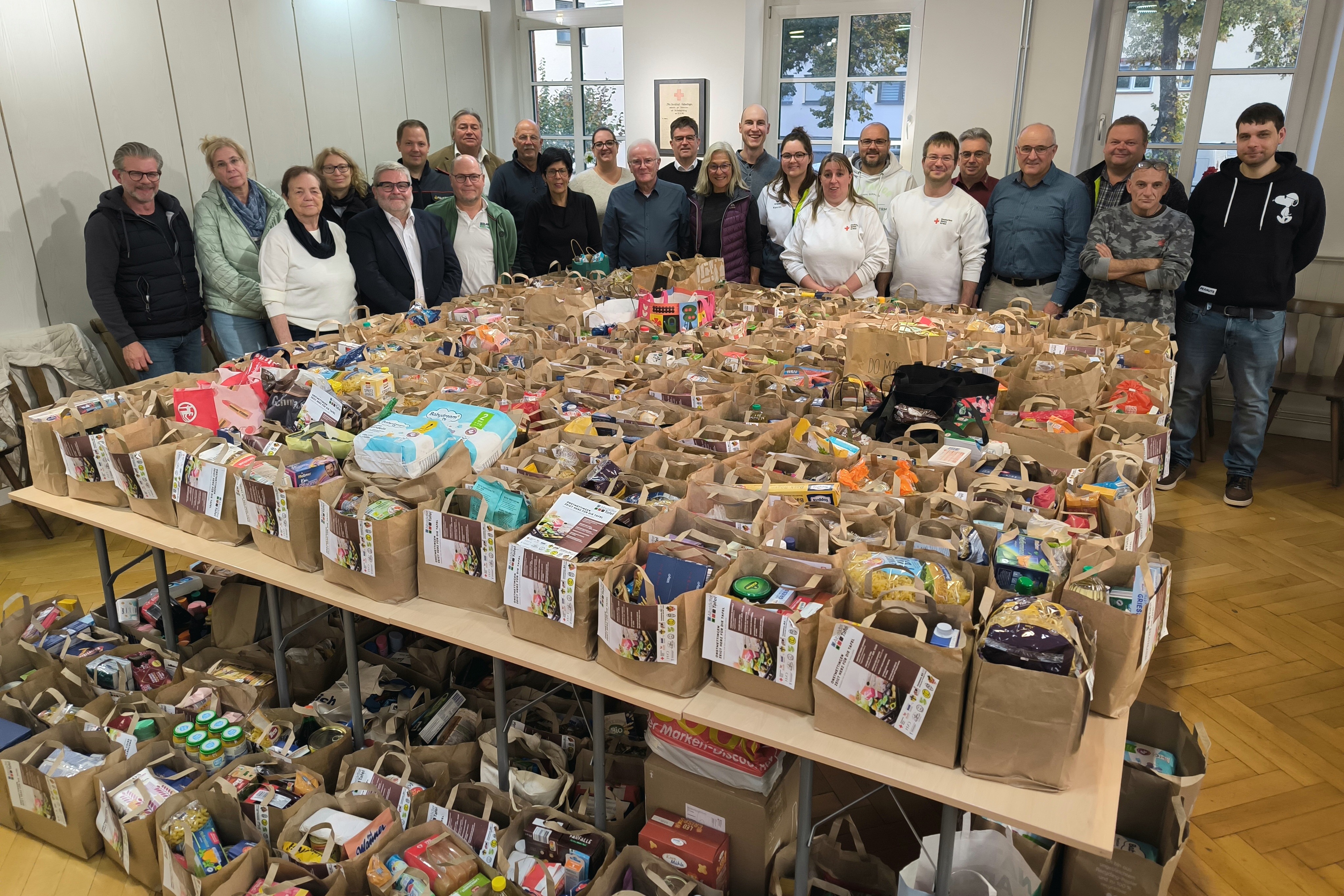 Die Vereinsvertreter in der Riedschule bei der &Uuml;bergabe an die Verantwortlichen der Tafel Albstadt.