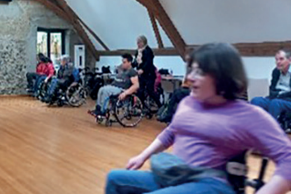 Rollstuhlfahrende im Training in einem Veranstaltungsraum