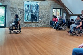 Der VdK bewegt was! Rollstuhlfahrende im Training in einem Veranstaltungsraum