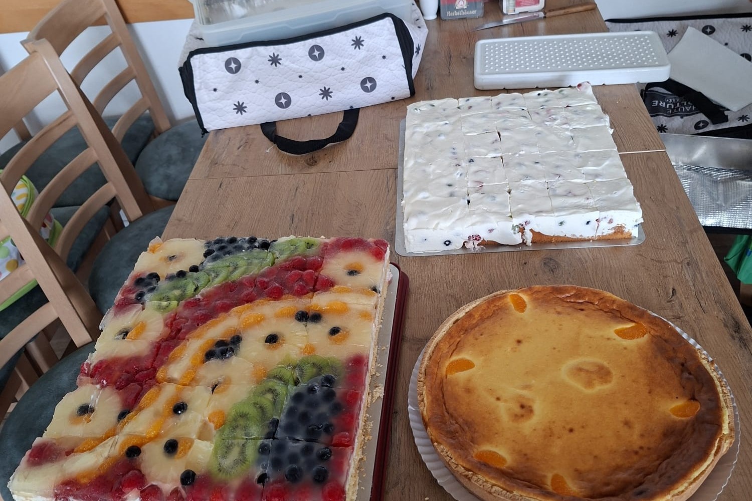 Das Bild zeigt die Auswahl an Kuchen, die unsere B&auml;ckerinnen zur Verf&uuml;gung gestellt hatten