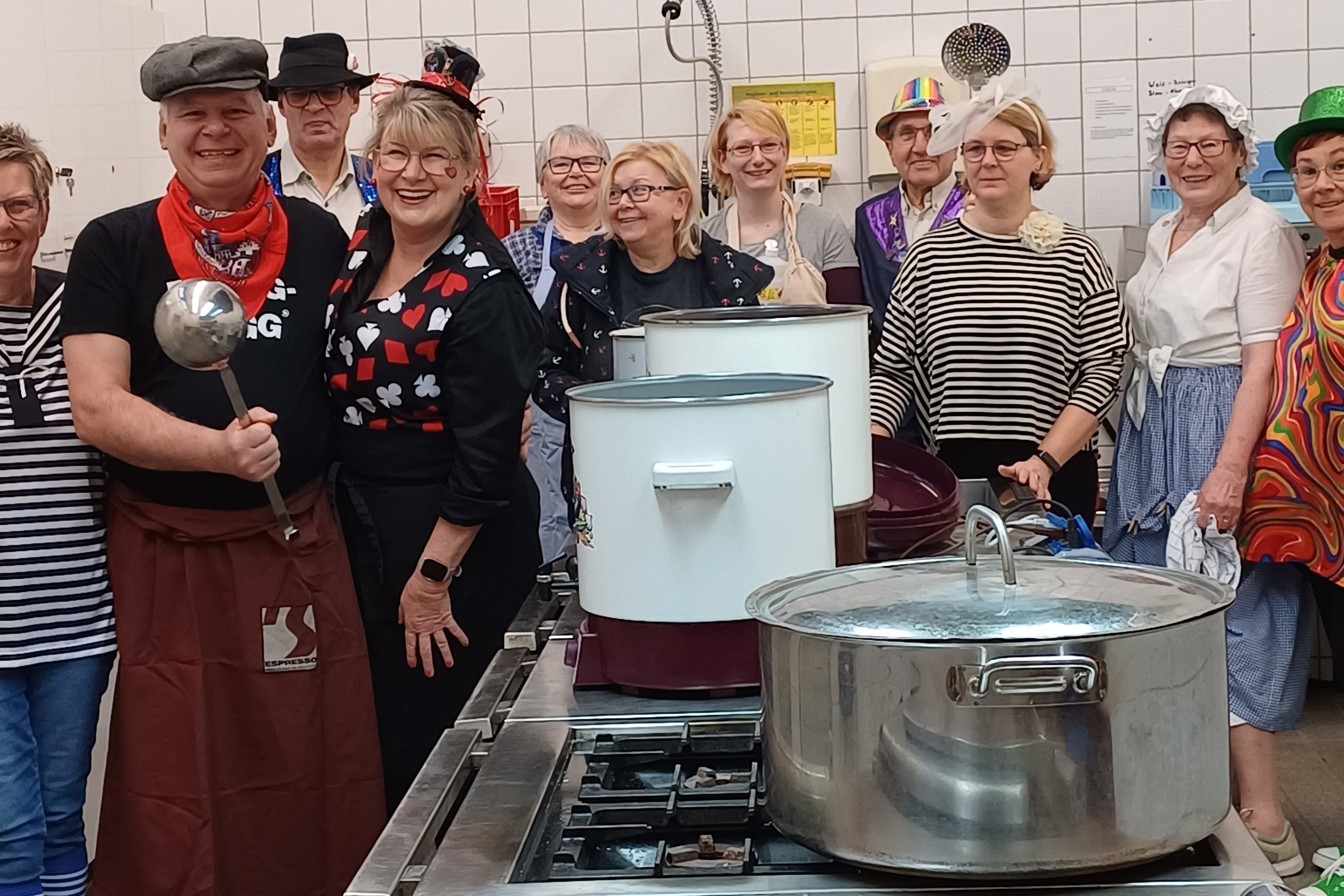 VdK-Helferteam Am Fastnachtssamstag veranstaltet der VdK OV Philippsburg das Närrische Schlachtfest in der Festhalle Philippsburg
