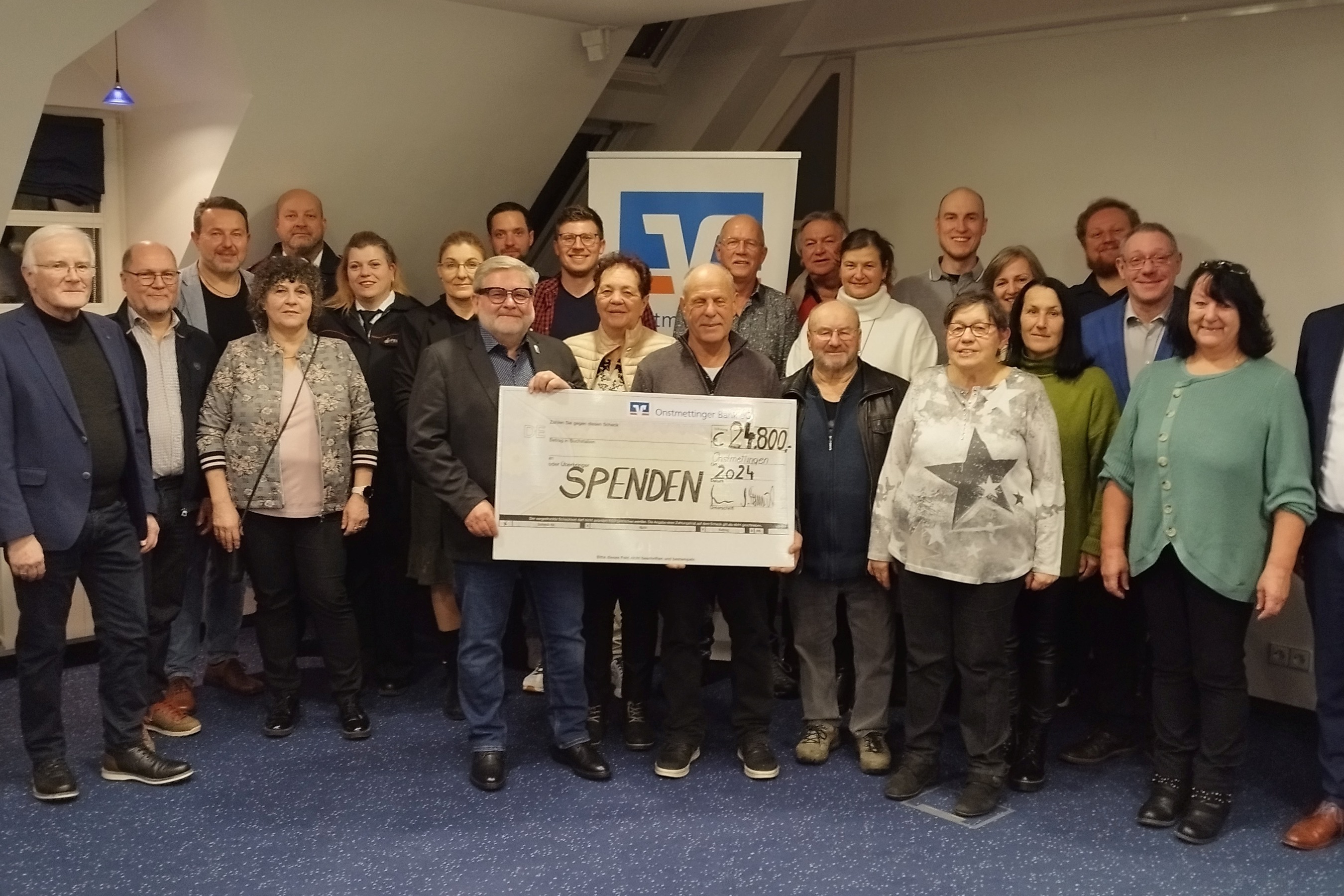 Die Vereinsvertreter mit den beiden Vorständen der Onstmettinger Bank.