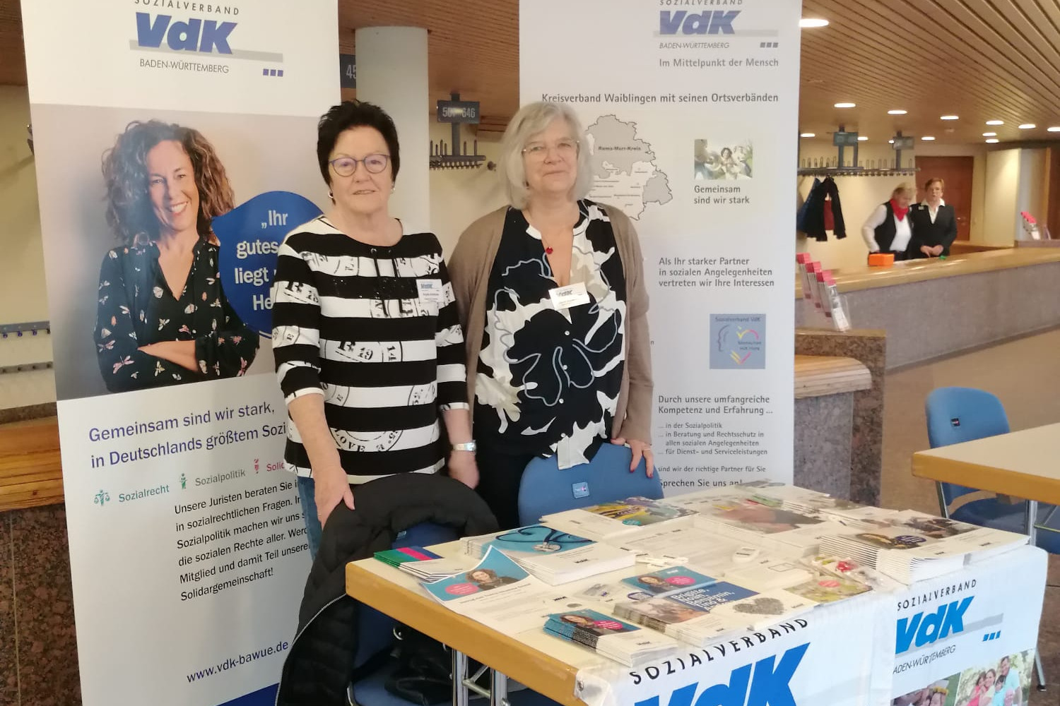 VdK-Stand mit Brigitte Schikfelder und Uschi Schiefelbein (v.l.n.r.)