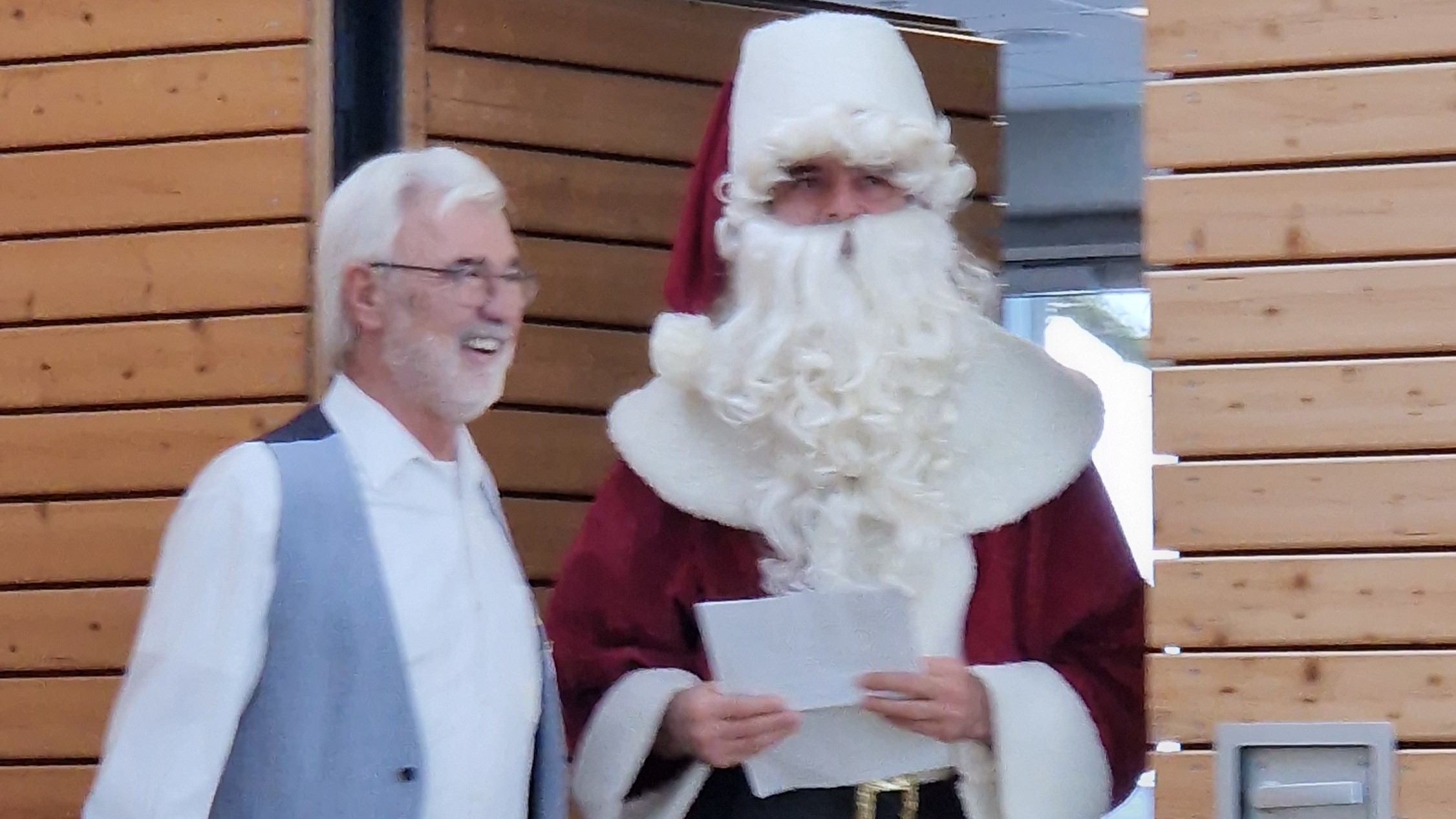 Der Orsvorsitzende des OV Bad Säckingen führt den Nikolaus in die Flößerhalle