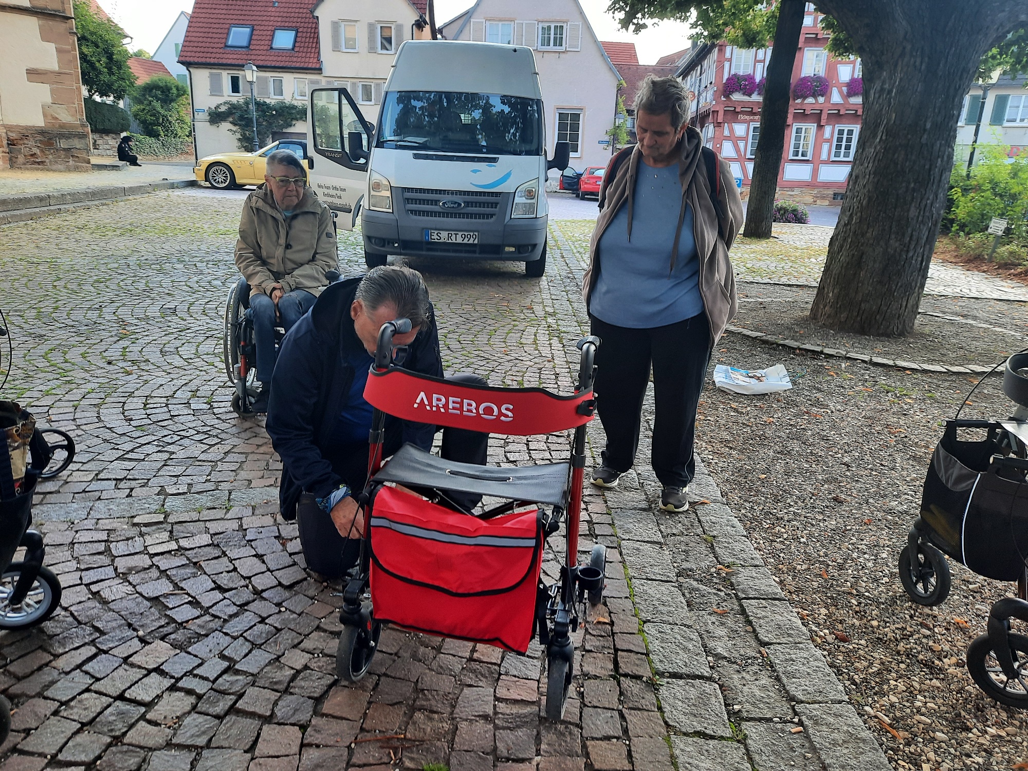 Herr Giesinger vom Sanitätshaus Maisch überprüfte alle Rollatoren