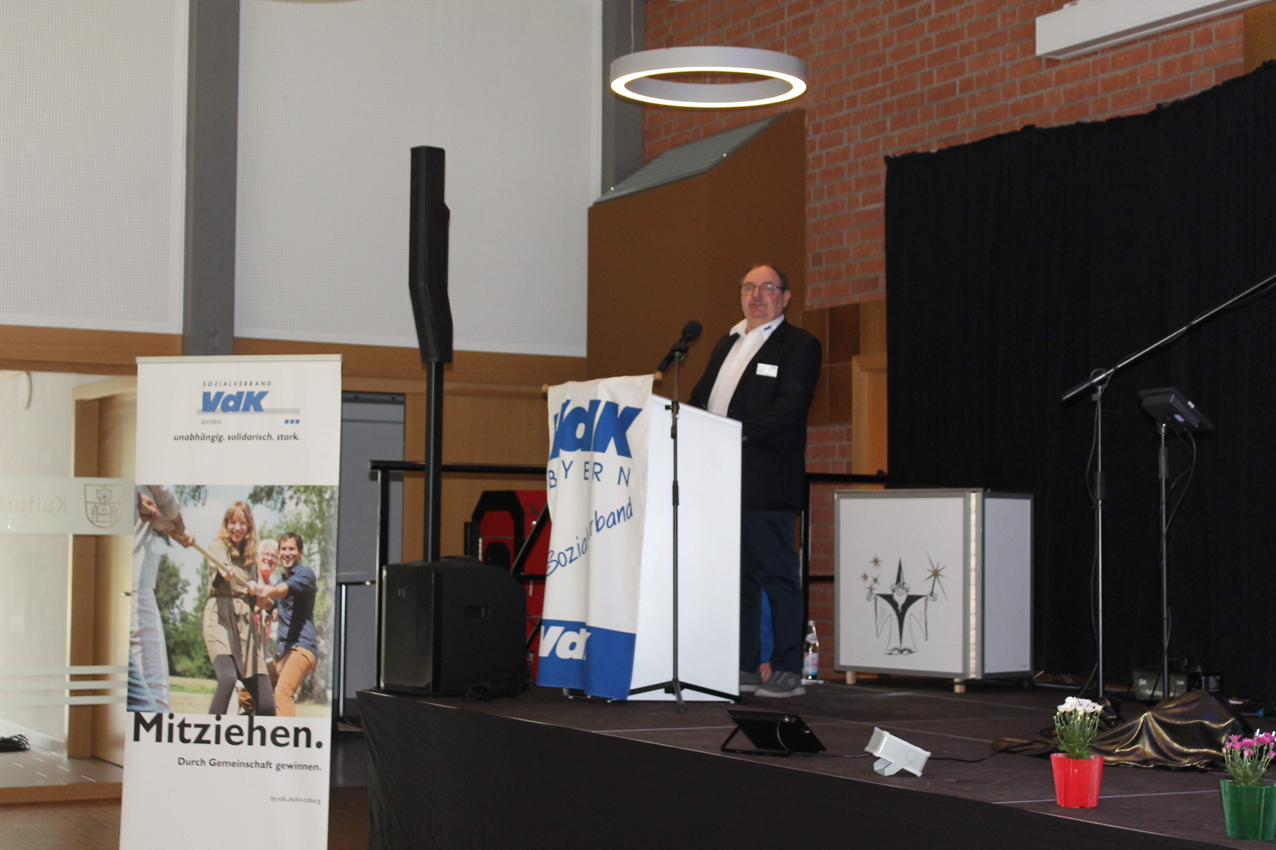 ehrenamtlicher Mitarbeiter bei seiner Rede