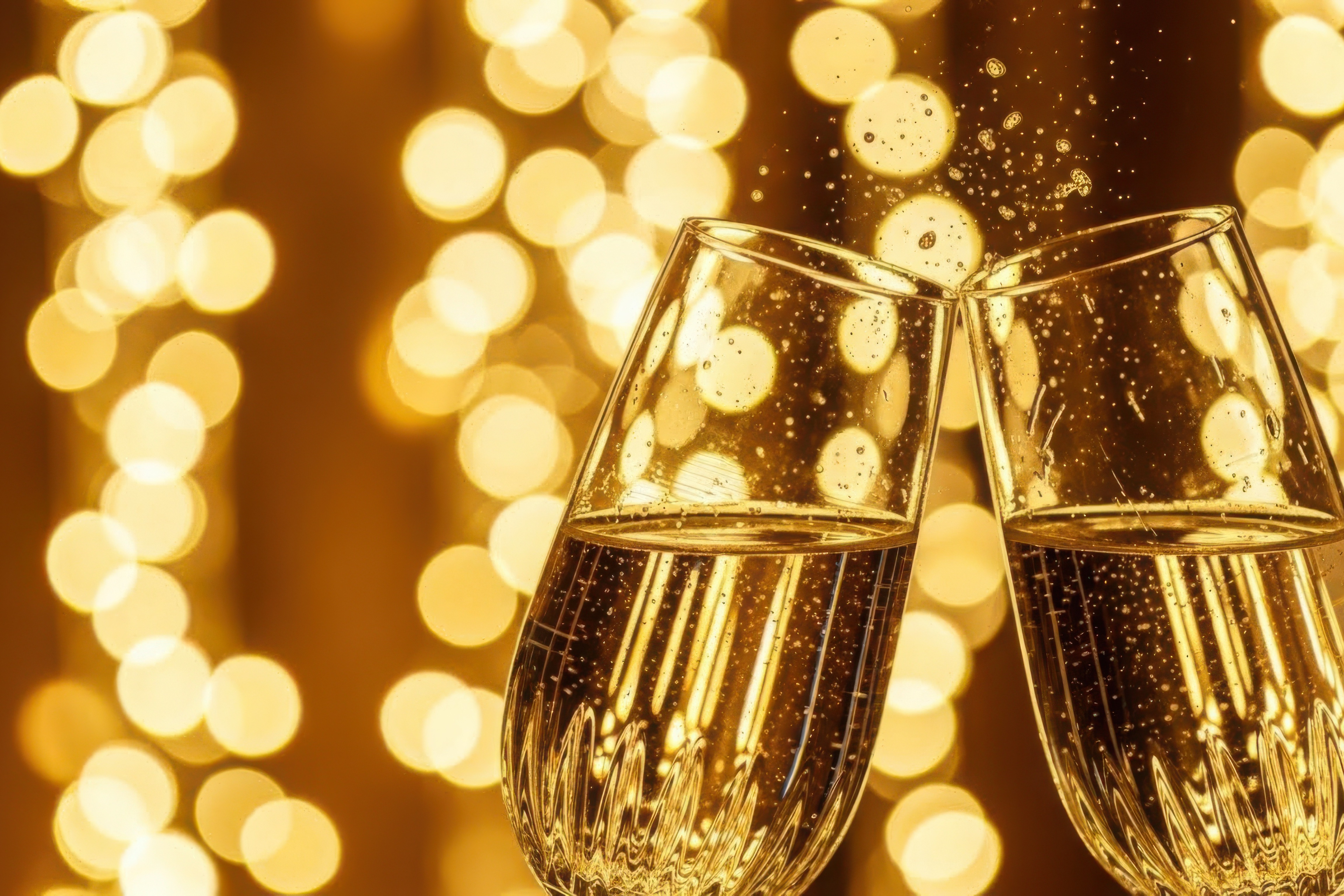 Sektgläser beim Anstoßen