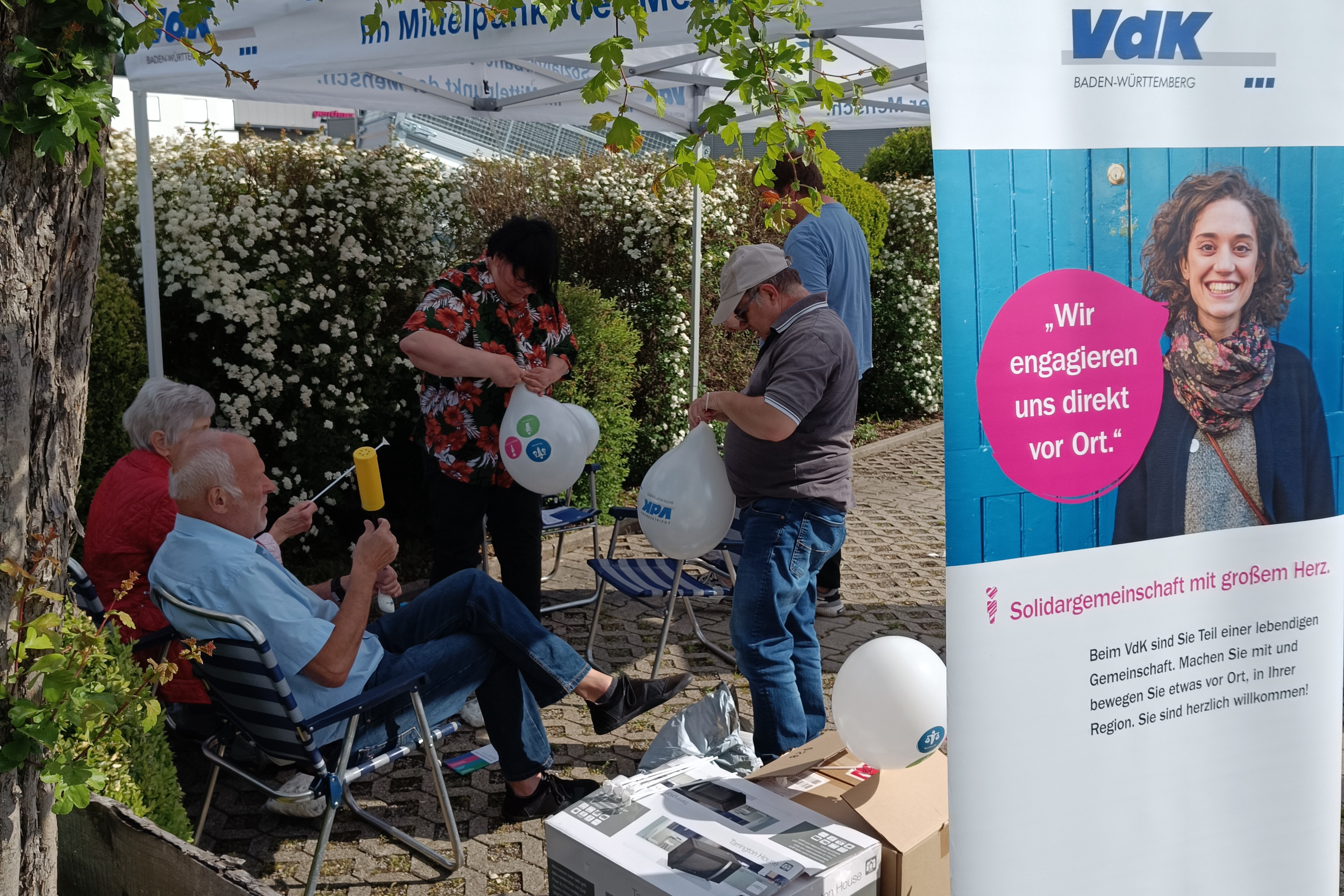 Luftballons Vorstandsmitglieder blasen Luftballons auf für die kleinen Gäste am VdK Infostand auf