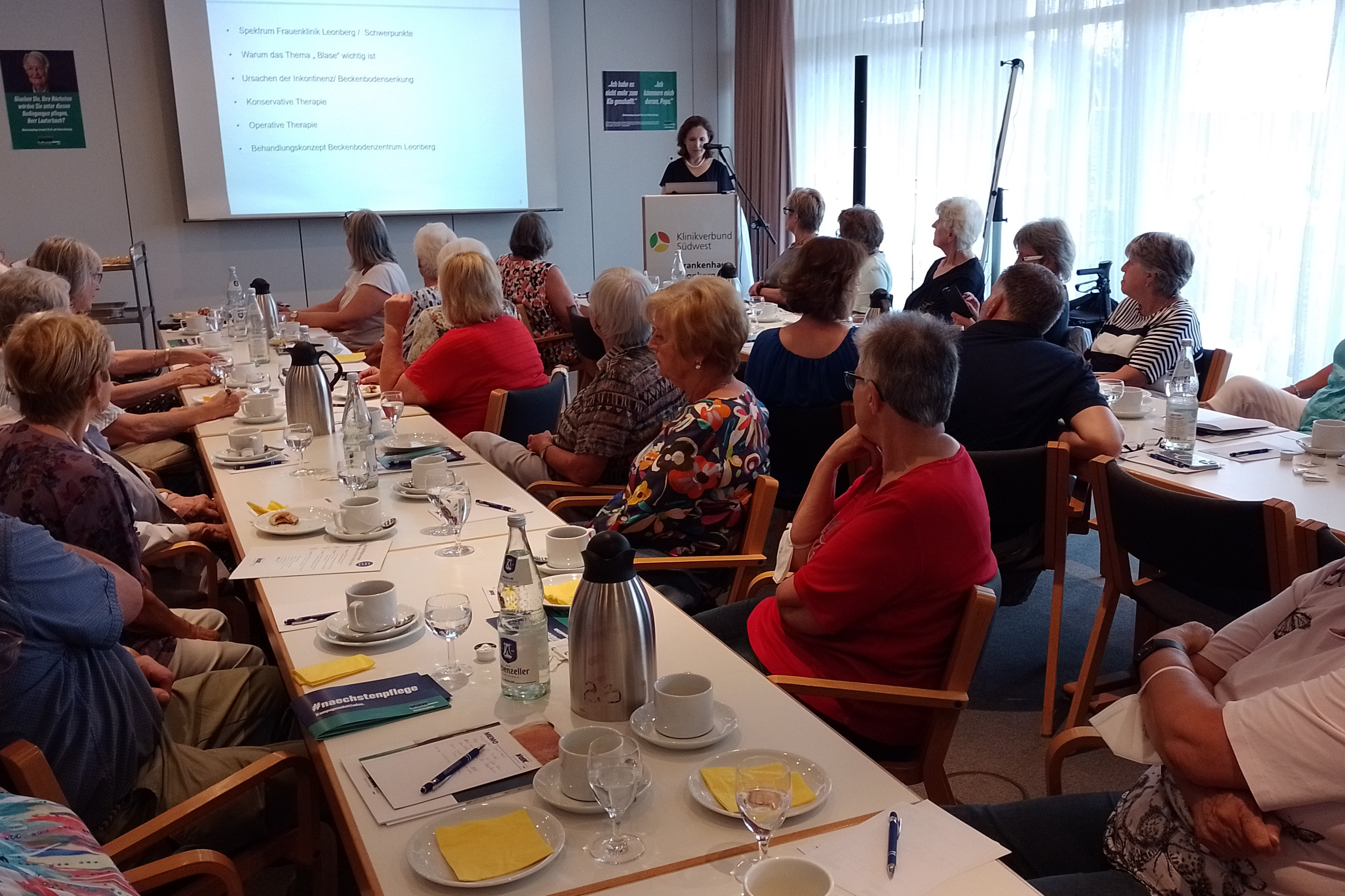VdK Frauenkonferenz 2022 Blick in der Tagungsraum mit Teilnehmerinnen und Referentin