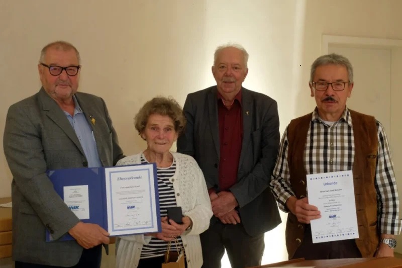Vorstand Ferdinand Steiner mit Annelies Wiest, die für 35 Jahre im Ehrenamt geehrt wurde, Helmut Stebner der VdK-Kreisvorsitzende des Landkreis Biberach, zu dem der Ortsverein Unterschwarzach-Mühlhausen gehört mit Kassier Karl -Josef Boscher,der für 25 Jahre Mitgliedschaft ausgezeichnet wurde.