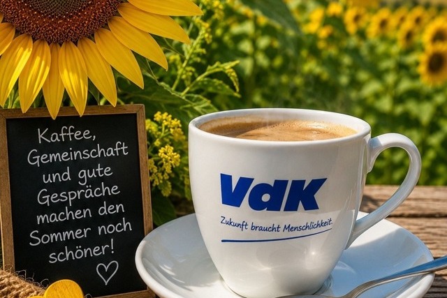 VdK Kaffeetasse vor Sonnenblumenfeld