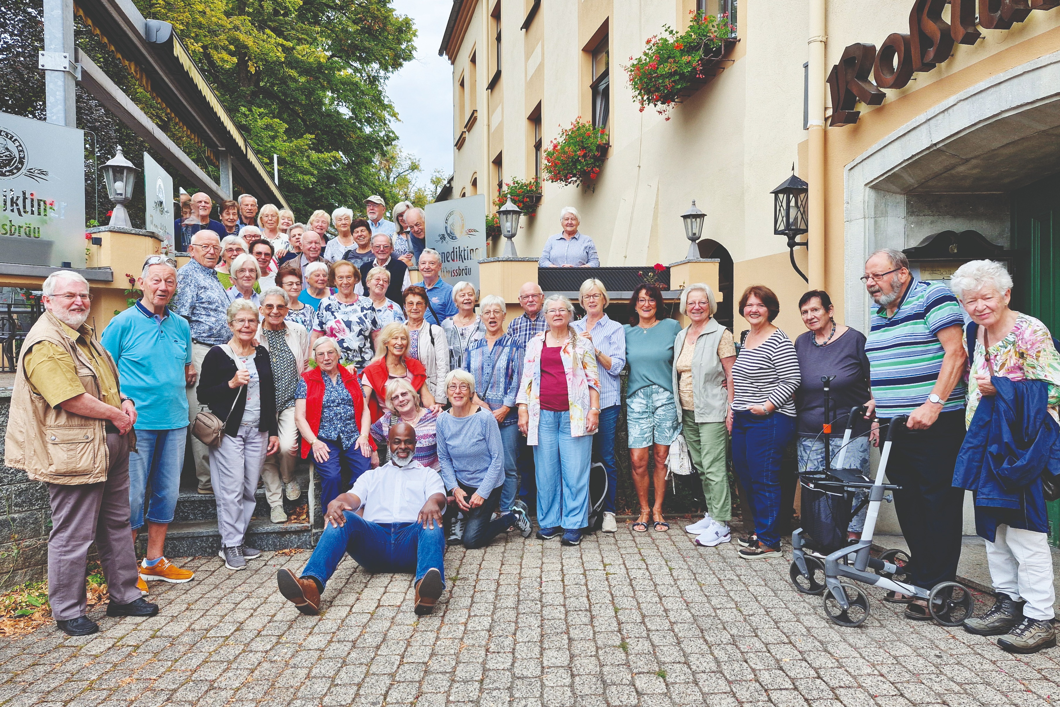 Bild zeigt die VdK Gruppe vor dem Hotel in Marienberg. Fahrer sitzt vor der Guppe auf dem Boden