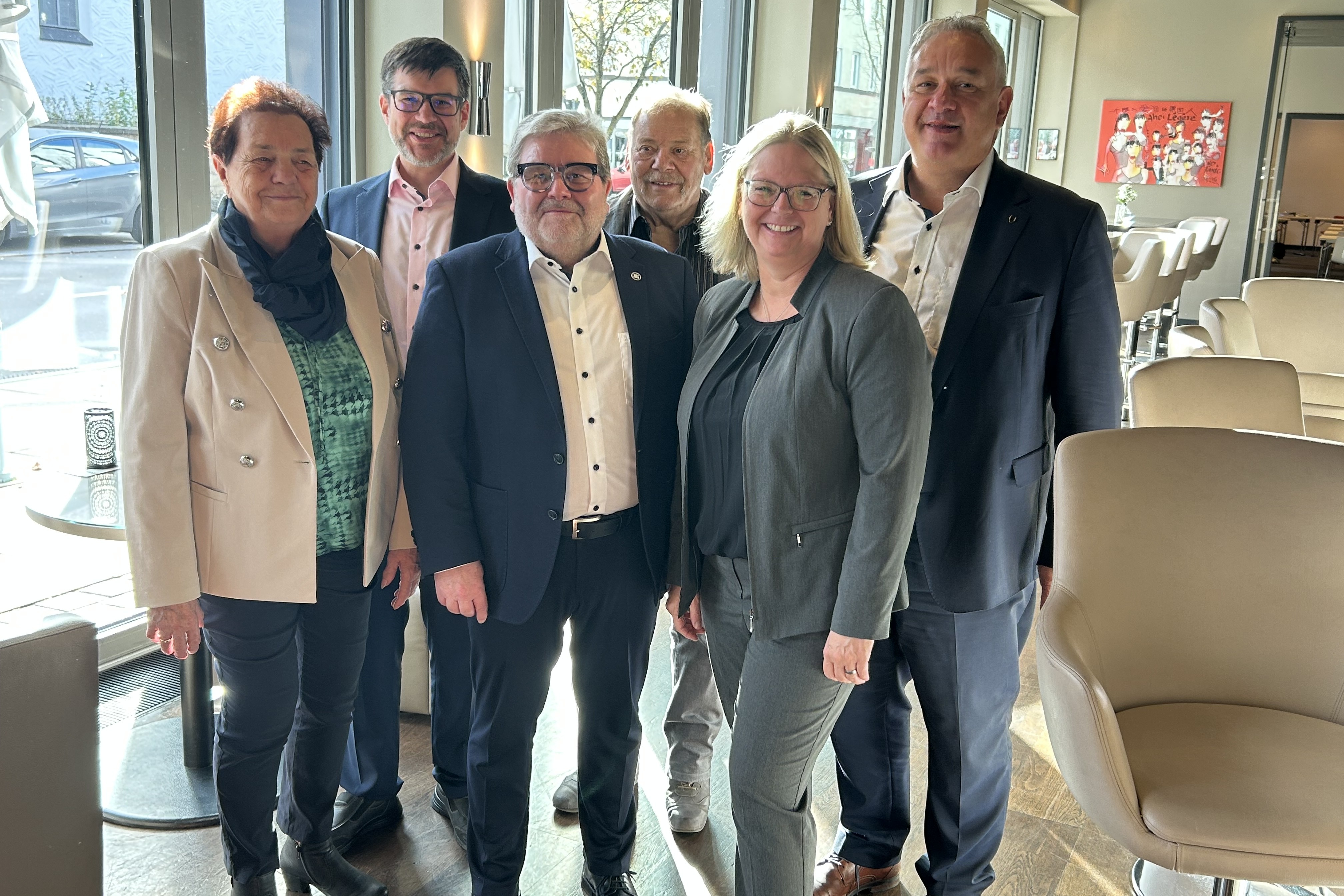 Monika Bauerochse und Roland Sauter (vorne v.l.) waren Delegierte. Mit auf dem Bild sind (hinten v.l.) Nils Beeck, Walter Horn und J&uuml;rgen Neumeister, sowie vorne rechts Sandra Hertha