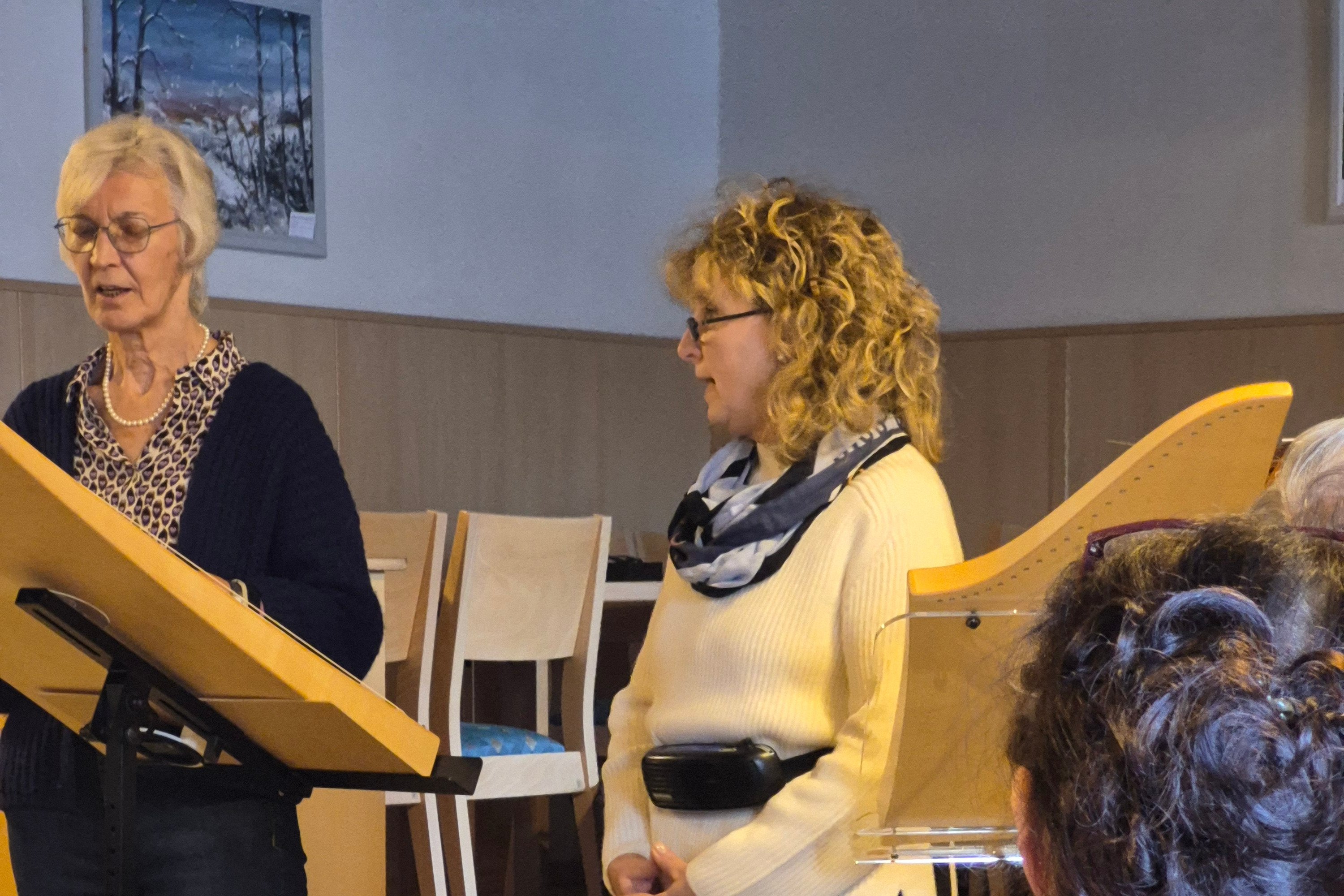 zwei Damen am Mikrofon