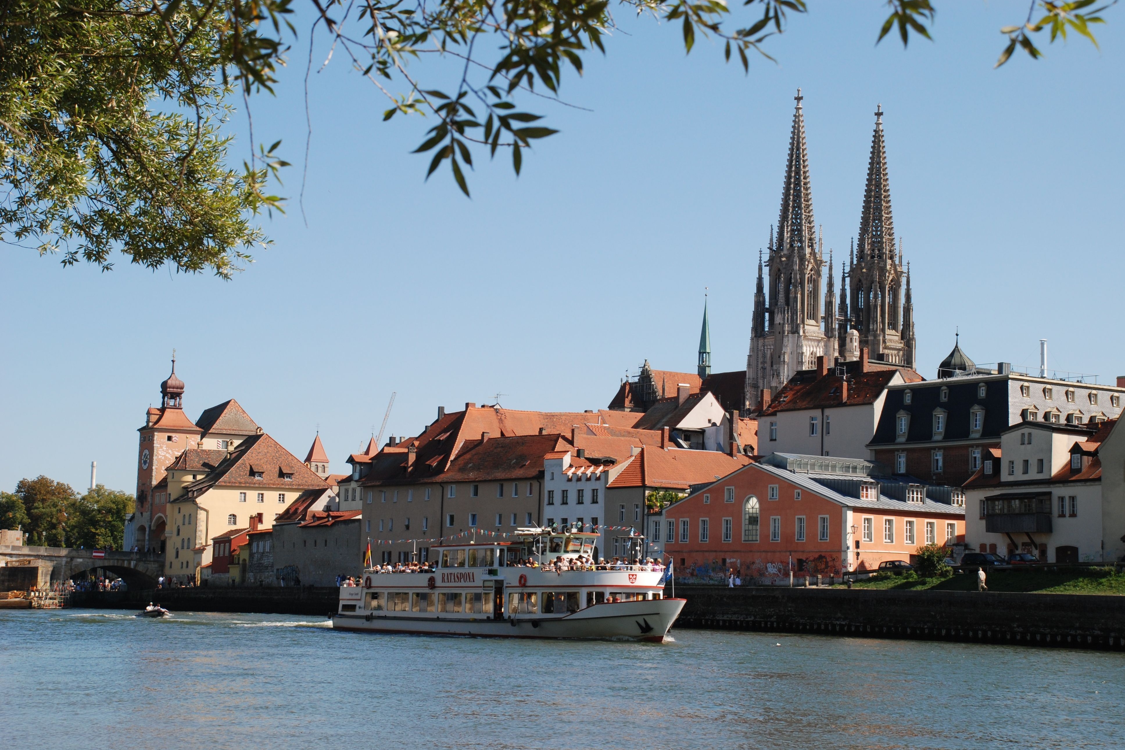 Schifffahrt und Stadtsilhouette Regensburg Regensburg