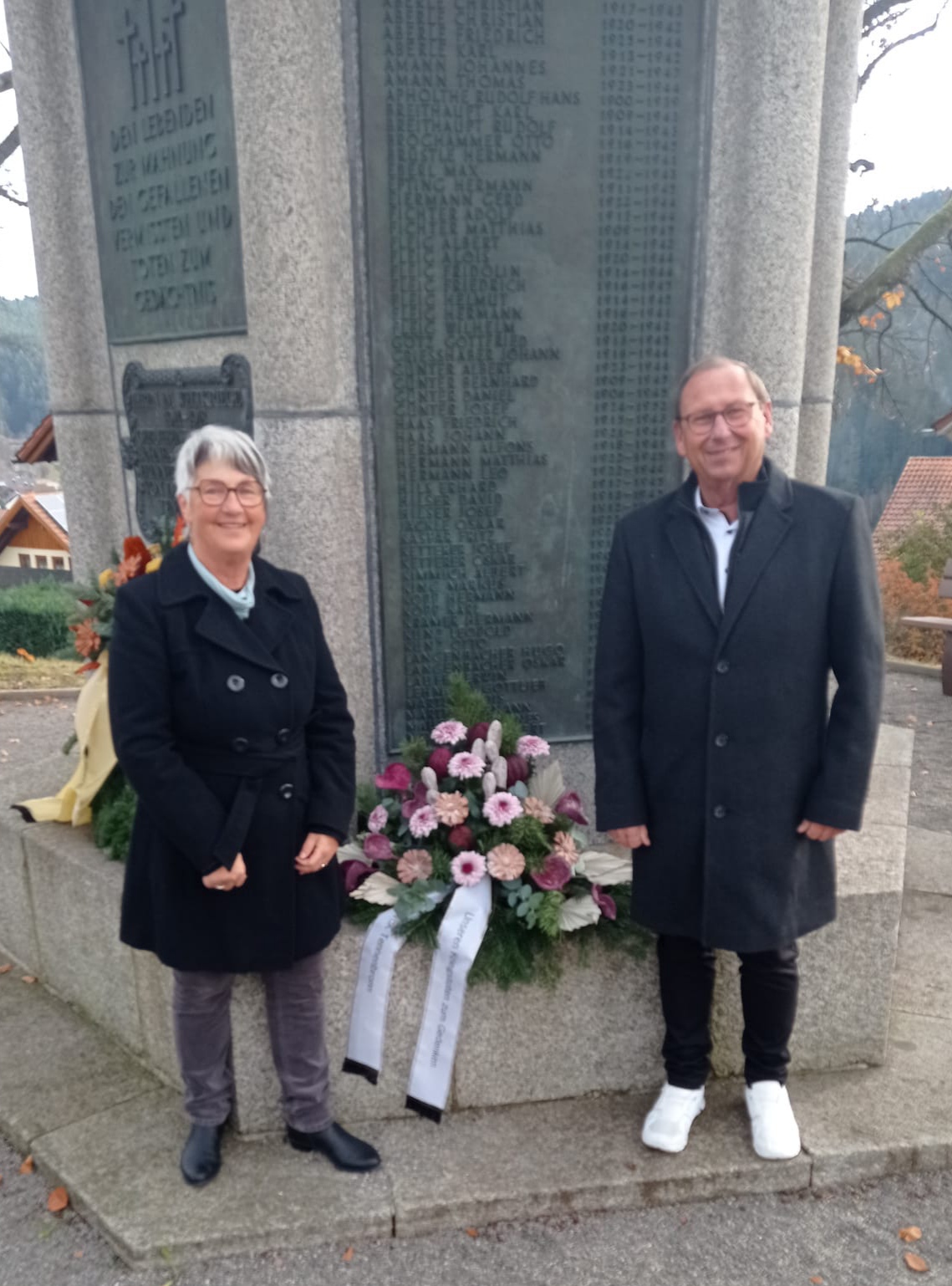 Gedenkfeier mit Ortsvorsteher Manfred Moosmann + VdK Vorsitzender Helga Müller