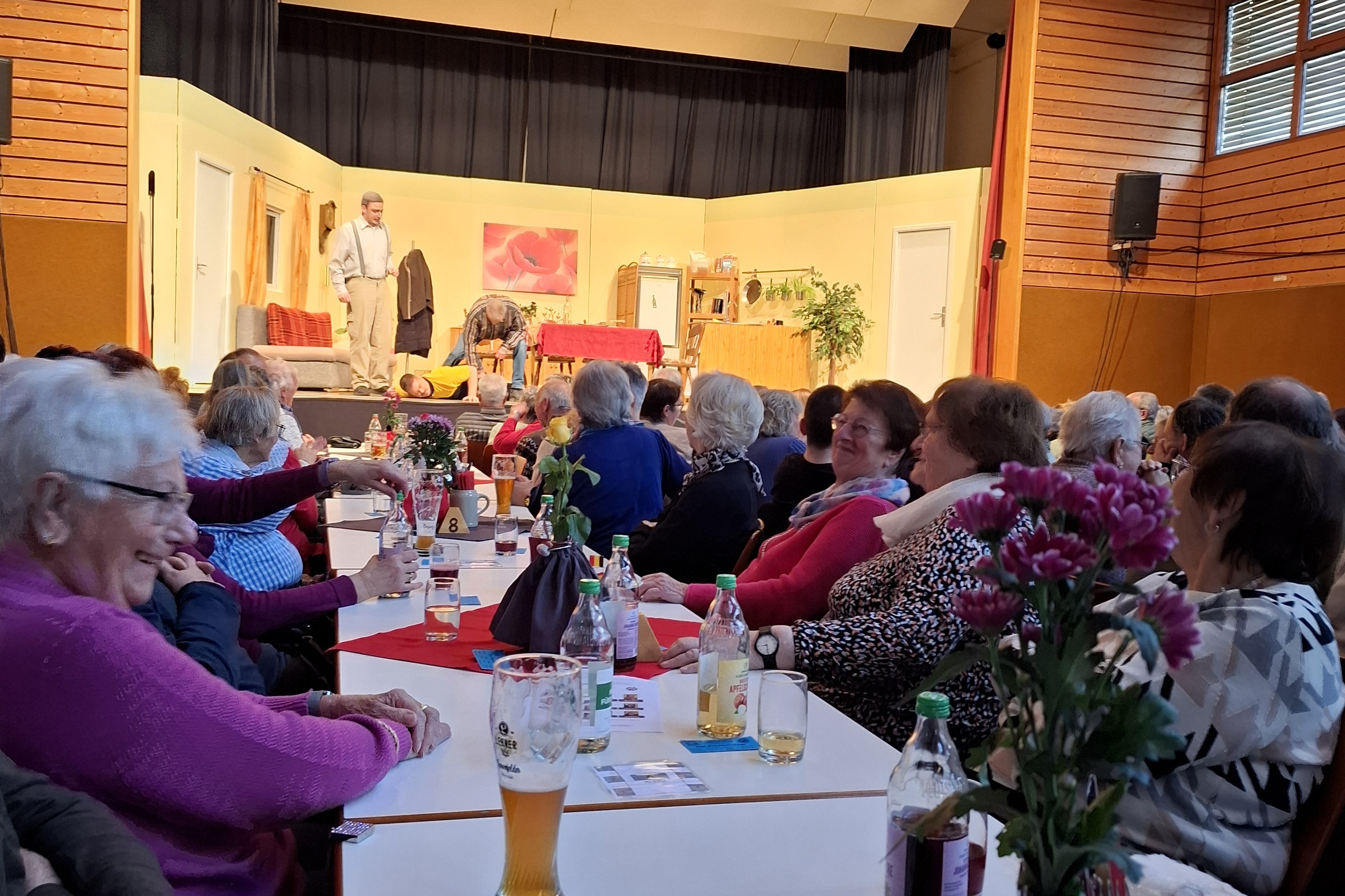 unsere Mitglieder und Gäste frohgelaunt beim Tragödienstadl Mühlheim unsere Mitglieder und Gäste trainieren ihre Lachmuskeln