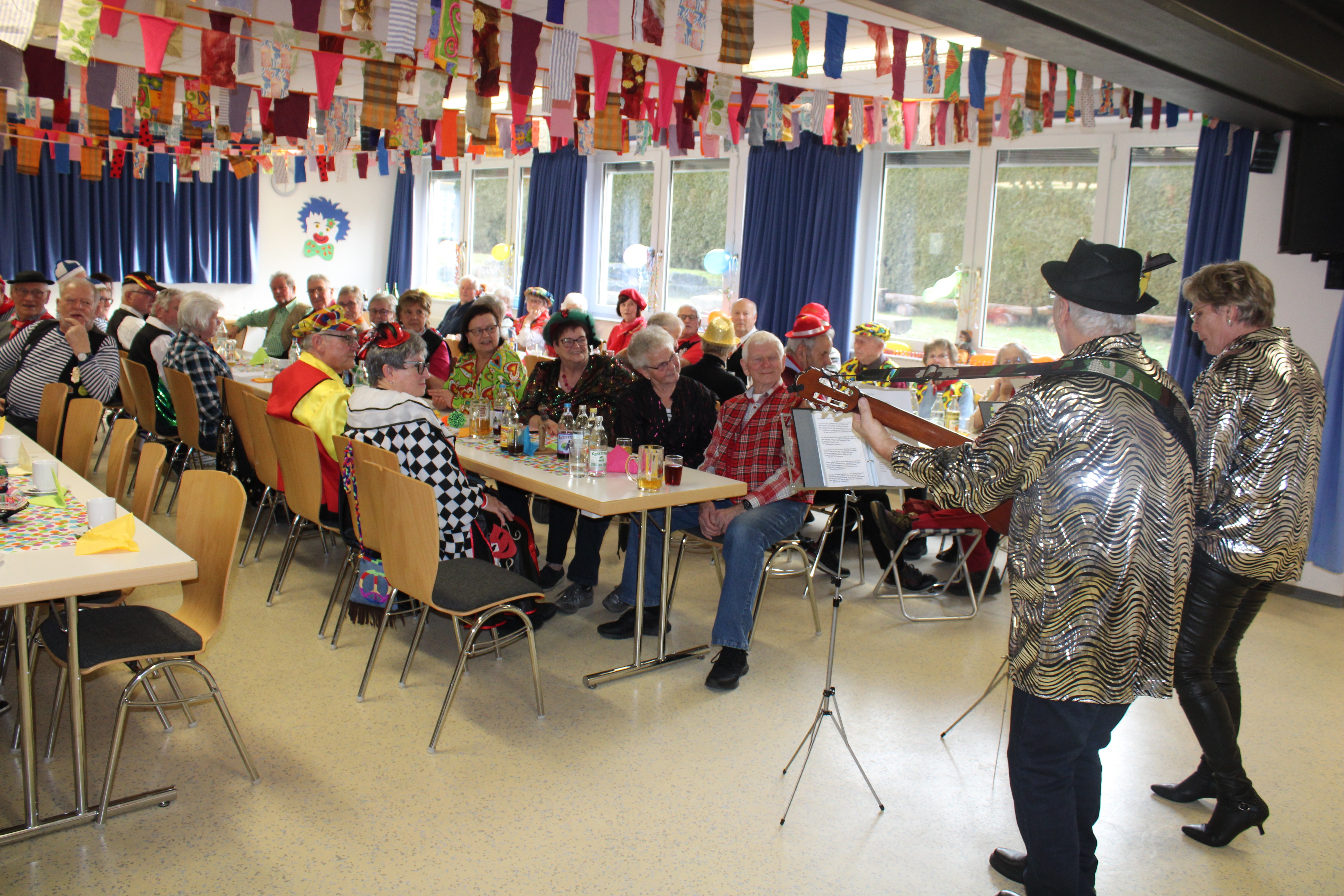 Mitglieder des VdK Ortsverbandes Zizenhausen am n&auml;rrischen Kaffeenachmittag 2023 im Dorfgemeinschaftshaus in Mahlsp&uuml;ren im Hegau.