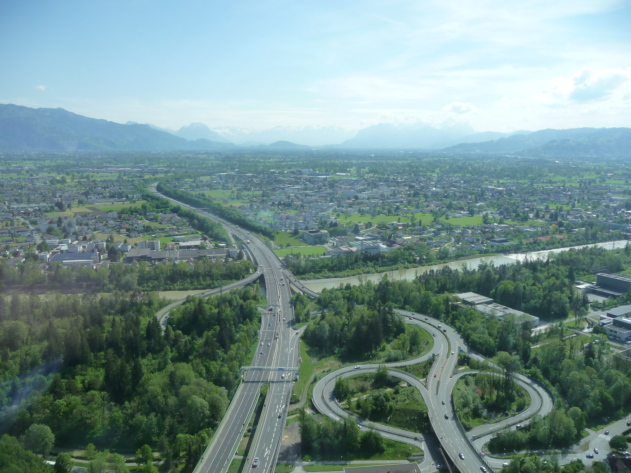 Im Hintergrund die Berge auf der Fahrt von Bregenz in die Alpenwelt vom Großen Walsertal