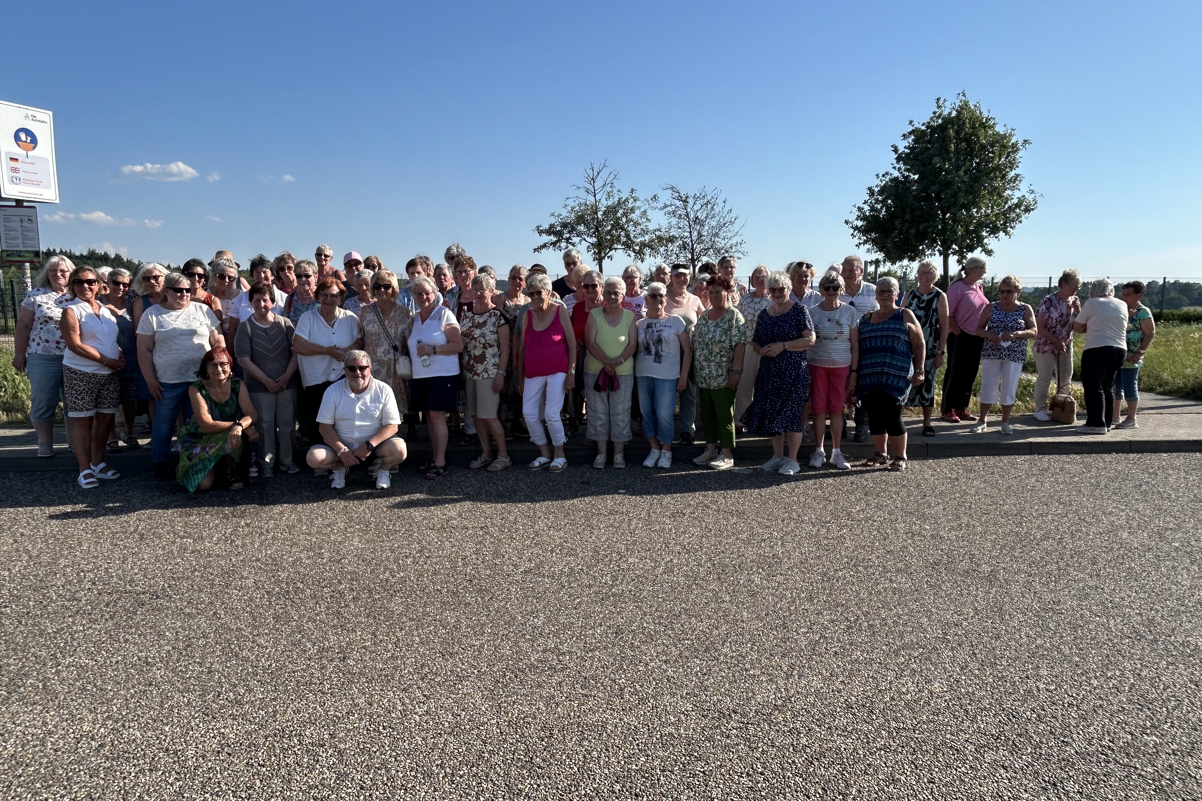 Bei &uuml;ber 30 Grad stellte sich die Reisegruppe dem Fotografen.
