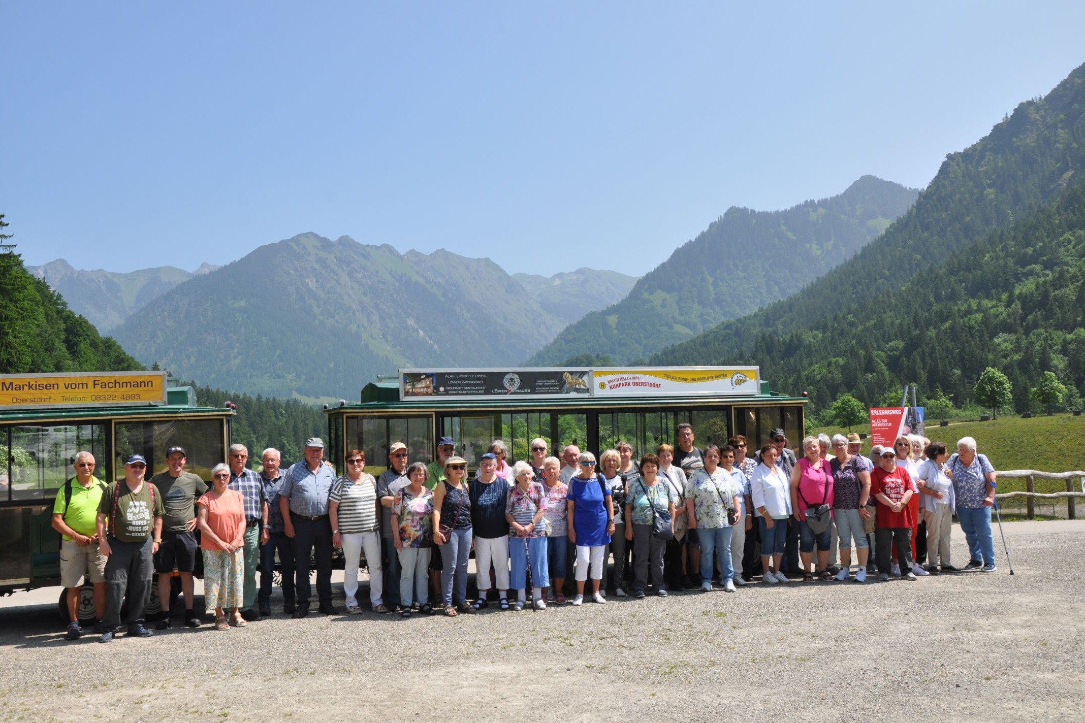 Ausflug 1 2025 Gruppenfoto an der Skiflugschanze