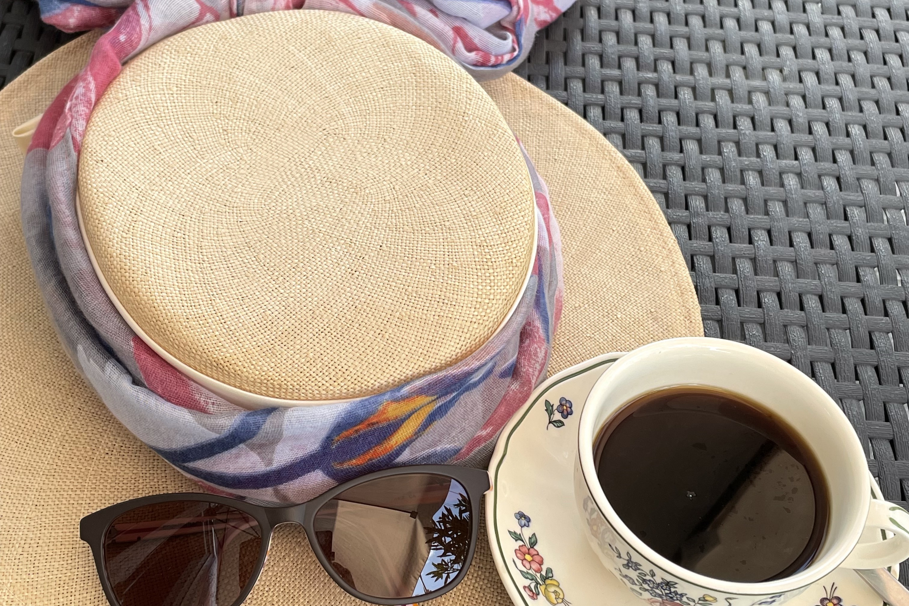 Sommerhut, Sonnenbrille und Kaffeetasse