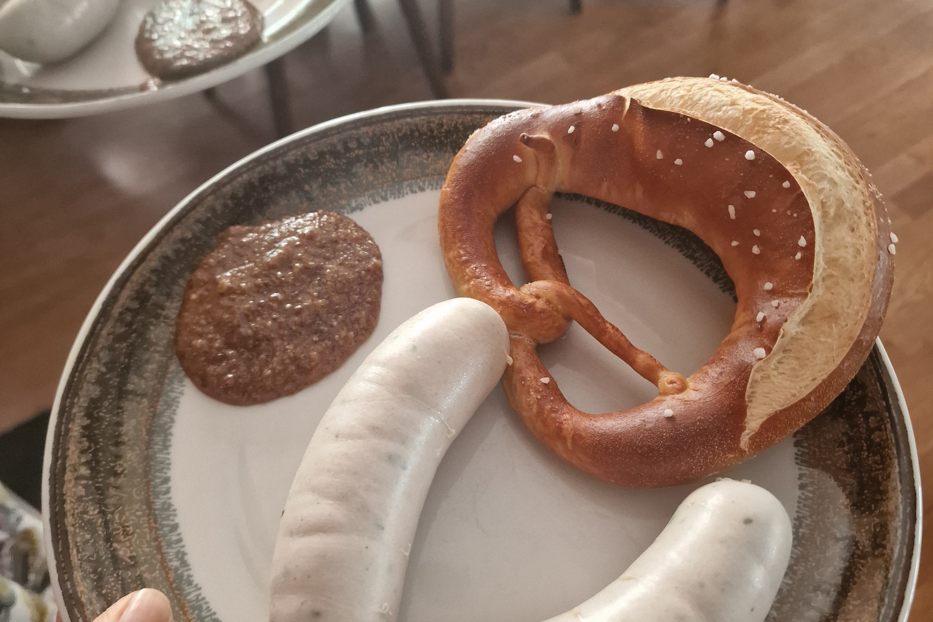 Stammtisch mit Weißwurst darf nicht fehlen - die Weißwurst mit Brezel.