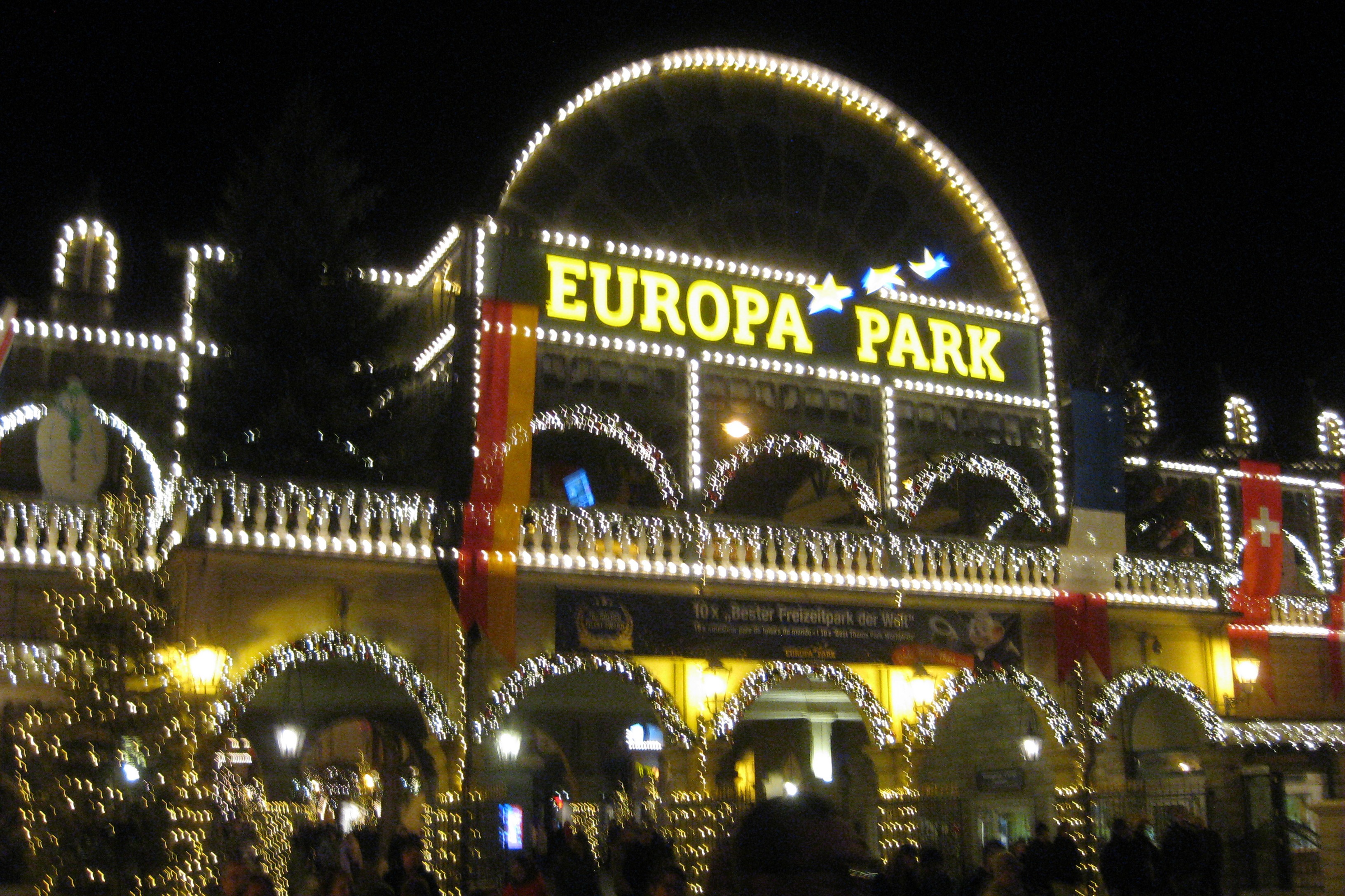 Eingang Europapark Rust weihnachtlich beleuchtet
