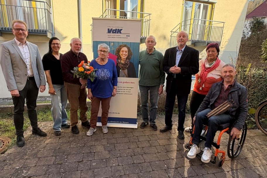 Ehrung f&uuml;r 25-j&auml;hrige Mitgliedschaft im VdK Im Rahmen unserer Veranstaltung durften wir ein ganz besonderes Jubil&auml;um w&uuml;rdigen: Frau Erika M&uuml;ller wurde f&uuml;r ihre 25-j&auml;hrige treue Mitgliedschaft im VdK geehrt. Seit einem Vierteljahrhundert ist sie Teil unseres Sozialverbands und hat diesen durch ihre Verbundenheit und Unterst&uuml;tzung mitgetragen. F&uuml;r diese langj&auml;hrige Treue und ihr Engagement sprechen wir ihr unseren herzlichen Dank und unsere Anerkennung aus. Als Zeichen der Wertsch&auml;tzung wurde ihr eine Urkunde und Blumen &uuml;berreicht. Auf dem Bild ist Frau Erika M&uuml;ller in der Mitte zu sehen. Wir gratulieren ganz herzlich zu diesem besonderen Jubil&auml;um und w&uuml;nschen weiterhin alles Gute sowie viele weitere Jahre im VdK.
