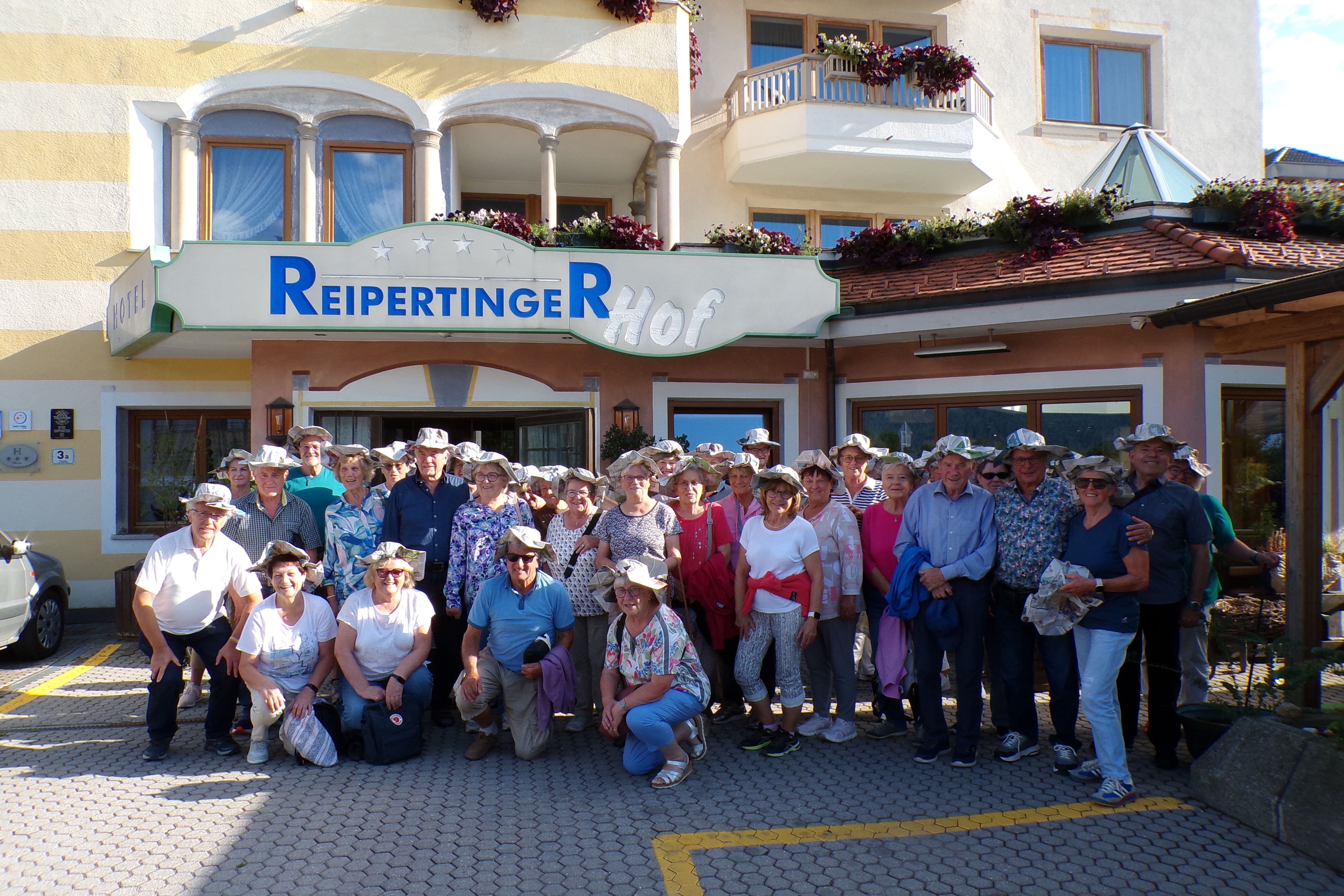 Die Reisegruppe vor dem Hotel