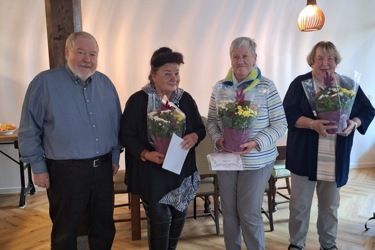 Ehrung HV Von links nach rechts stehend, Karl Reichert, Margrit Mandel, Inge Müller und Elke Remus. Die geehrten Damen mit Blumen in der Hand.