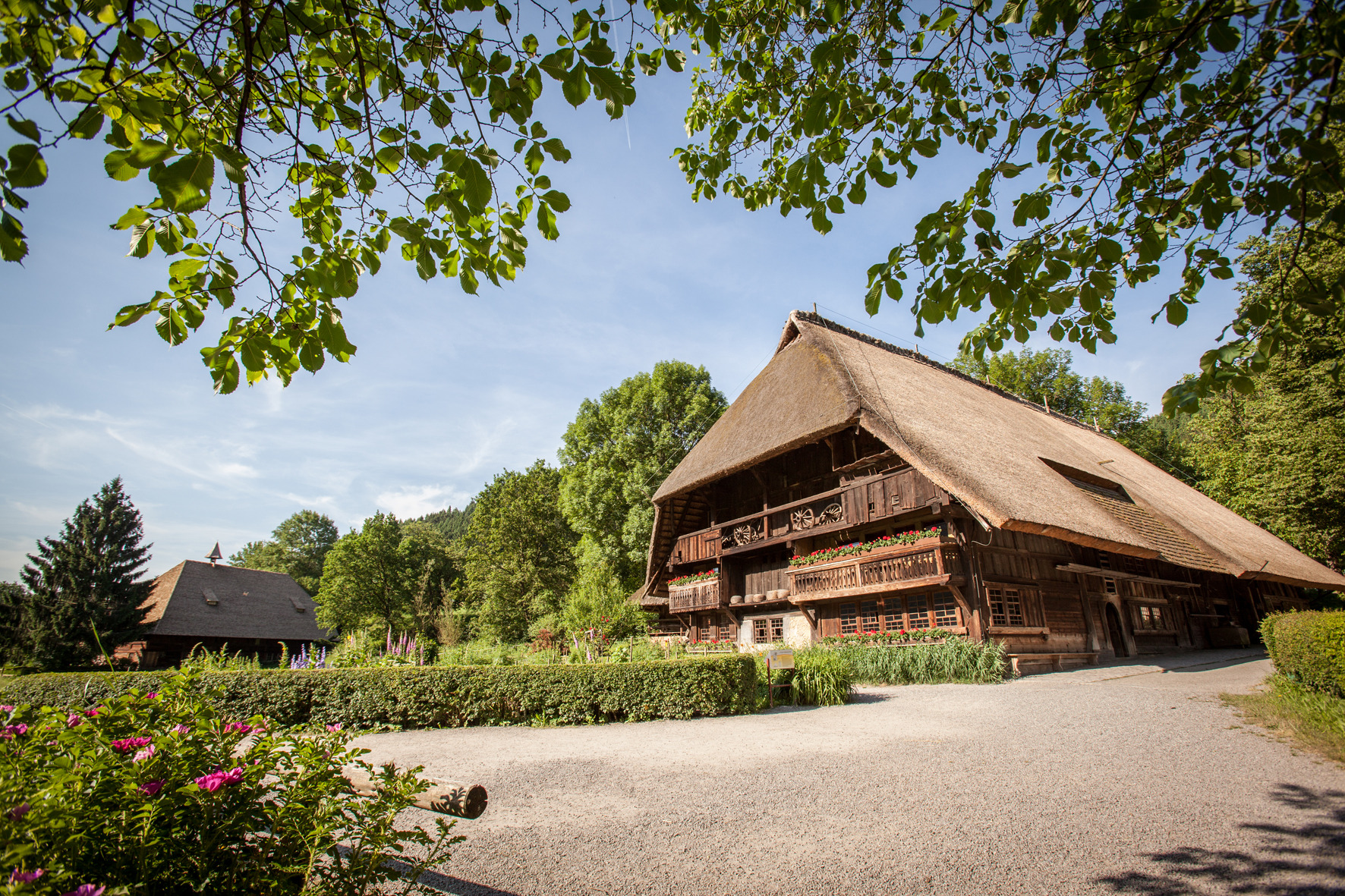 sch&ouml;ner alter Bauernhof im Gr&uuml;nen