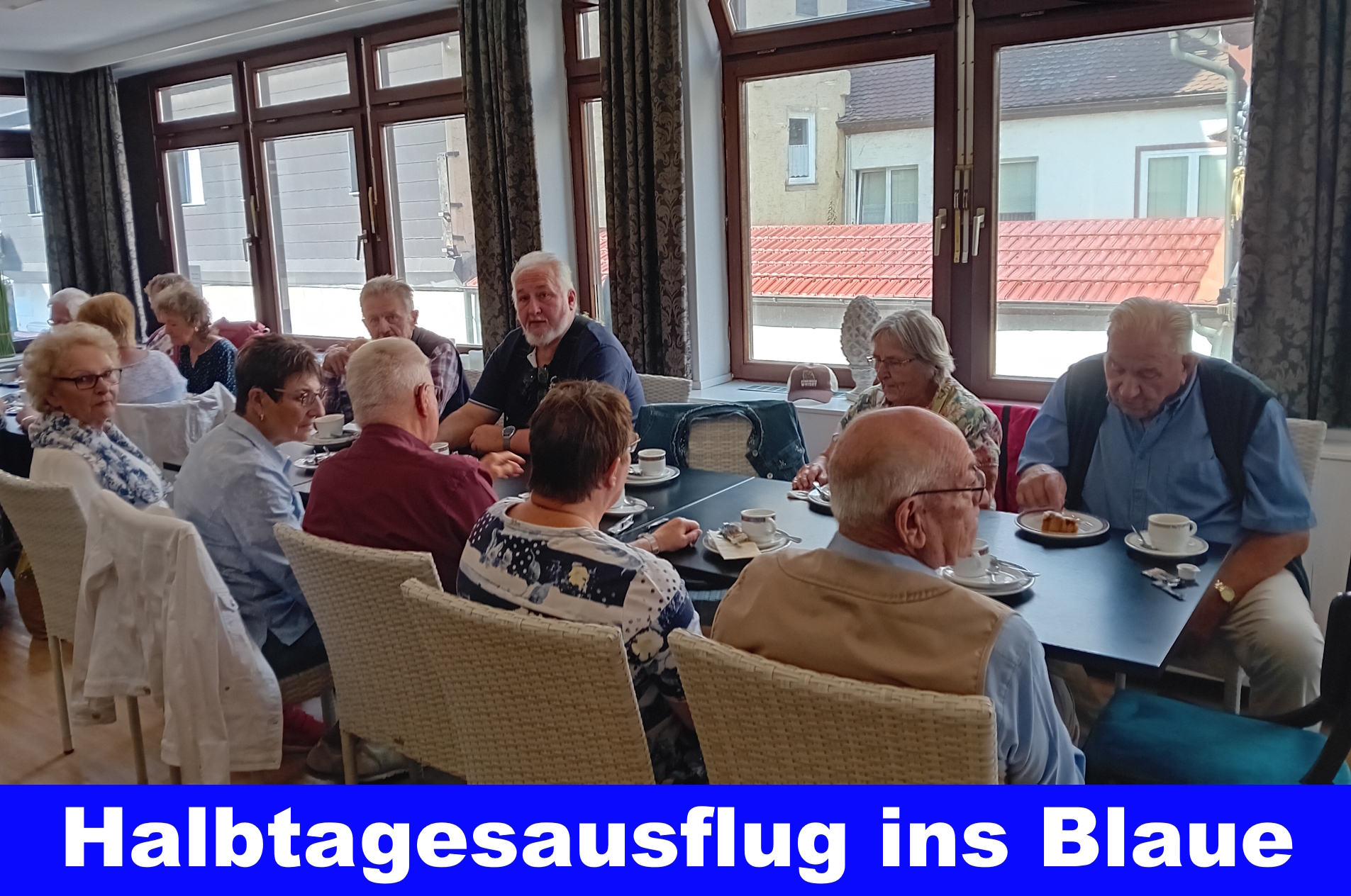 Bild zeigt die Reisegruppe beim Kaffee trinken in einem Lokal