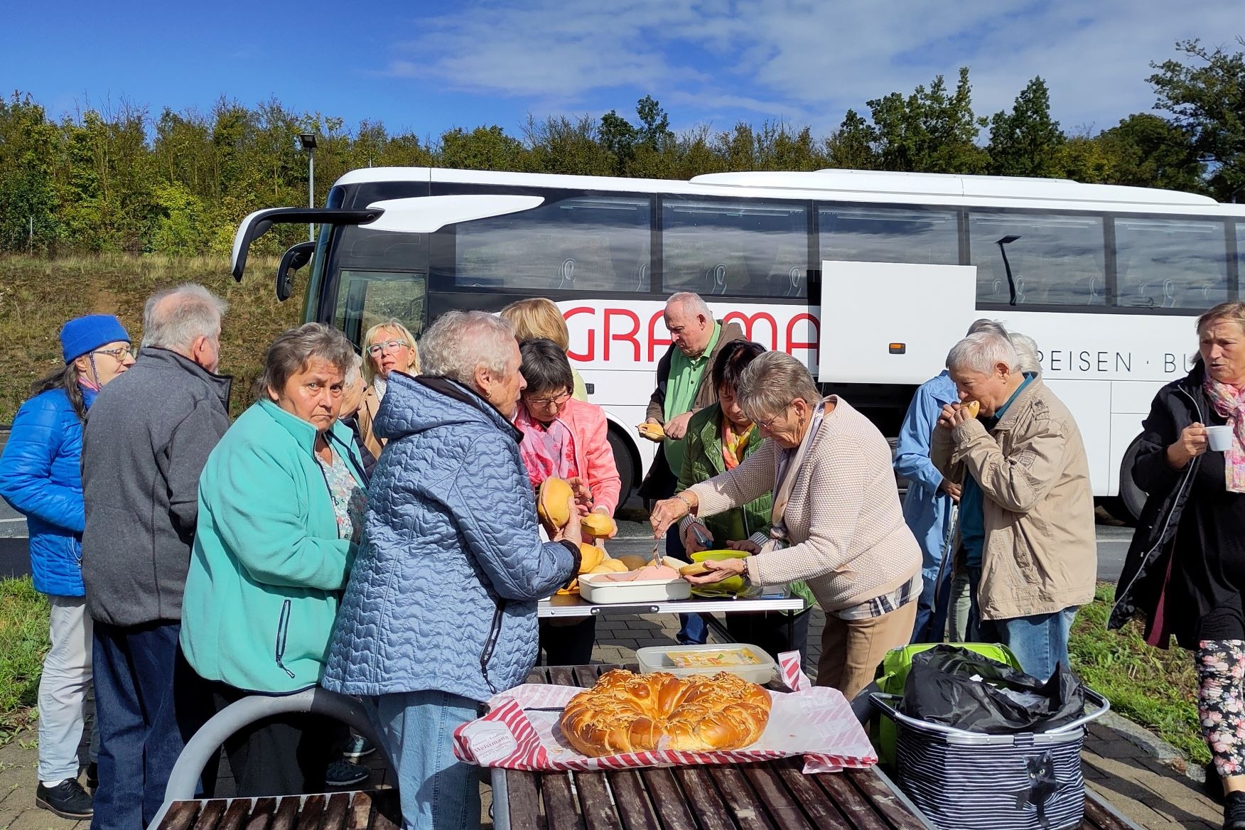 Das Bild zeigt die Geruppe bei einer Rast w&auml;hrend der Busfahrt