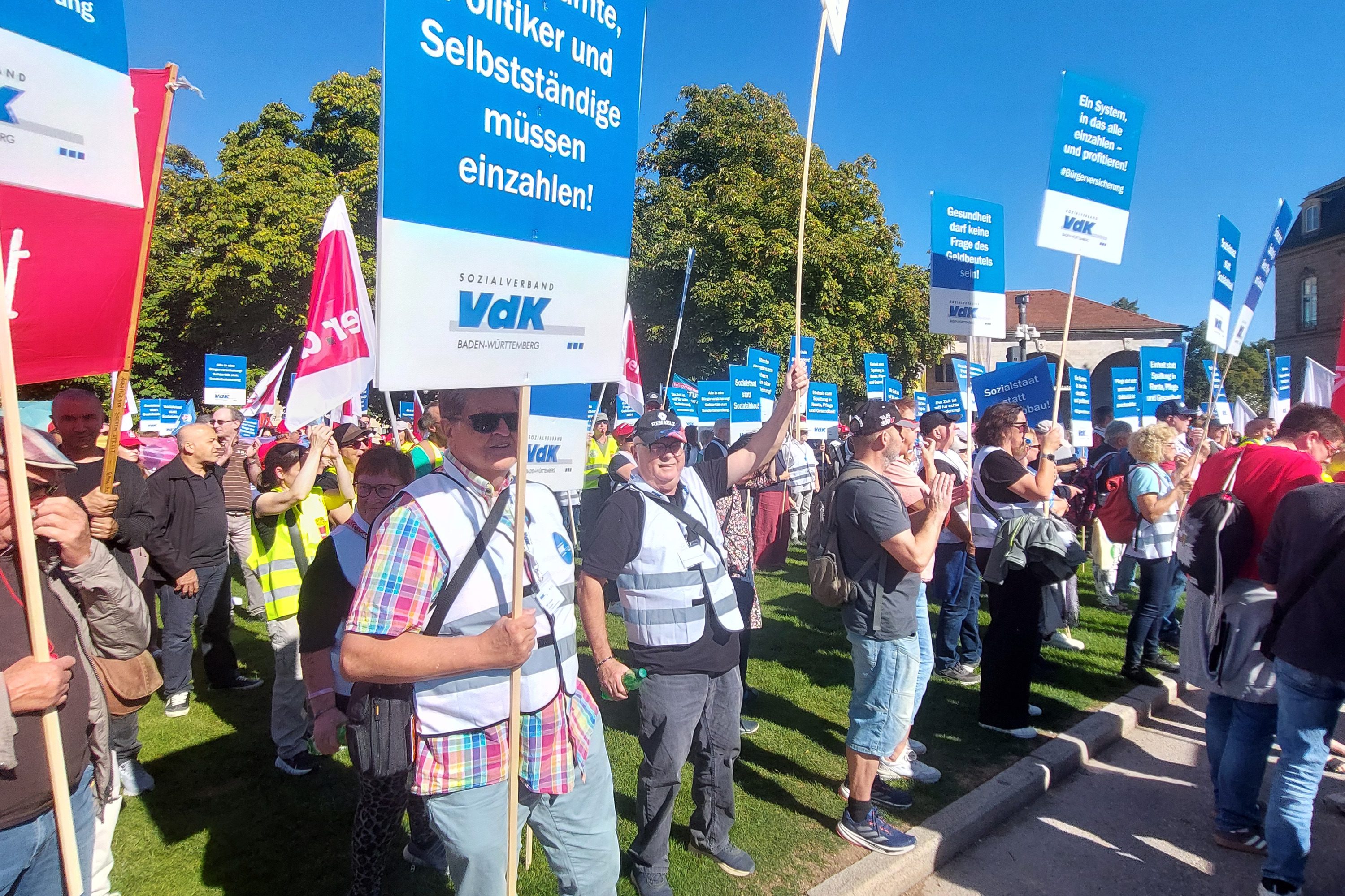 VdK und DGB-Mitglieder bei der Kundgebung in Stuttgart