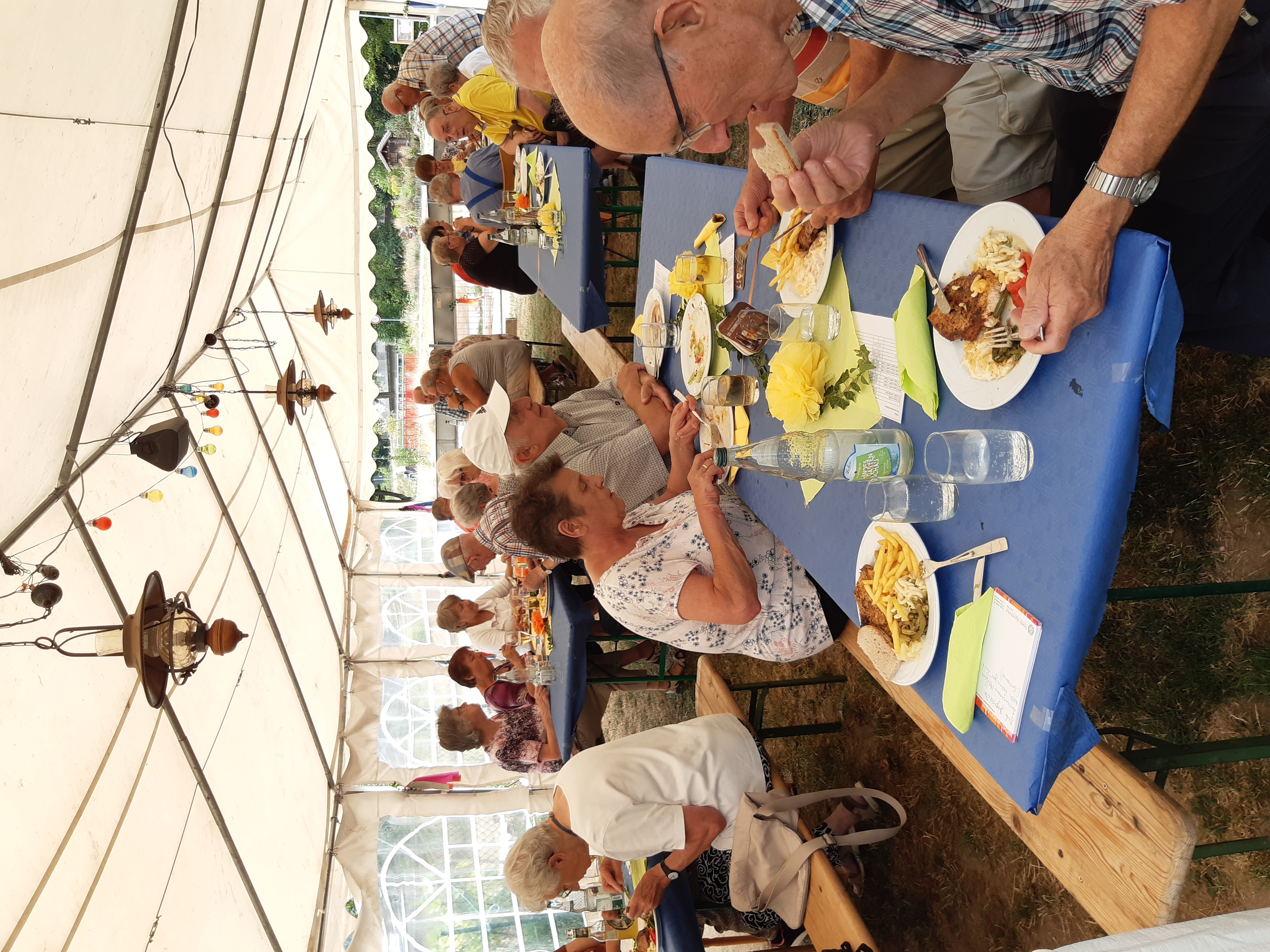 Gutes Essen im Veranstaltungszelt beim VdK Grillfest