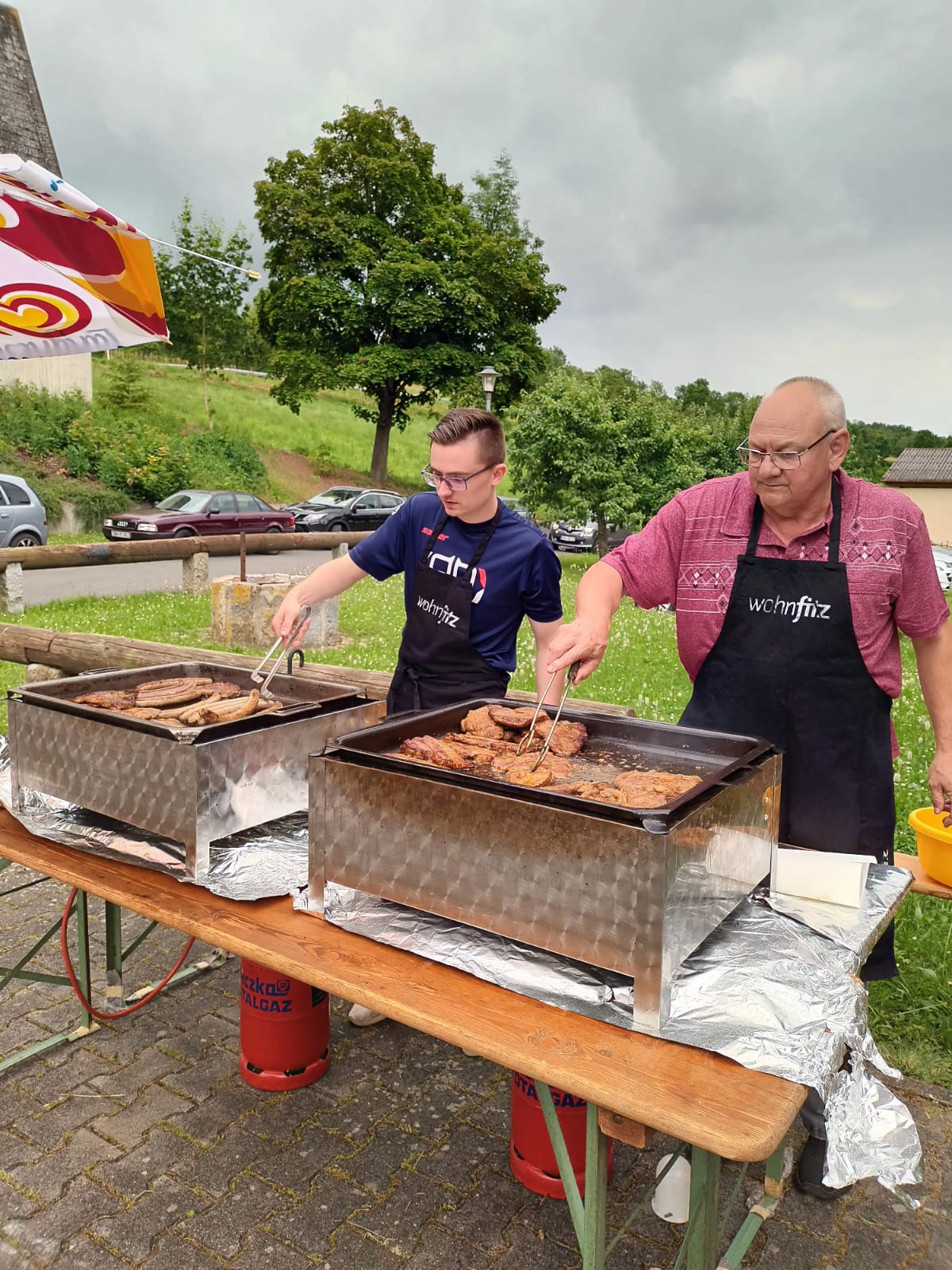 Die Grillmeister Günther Betz und Leon Vorholzer konzentriert im Einsatz