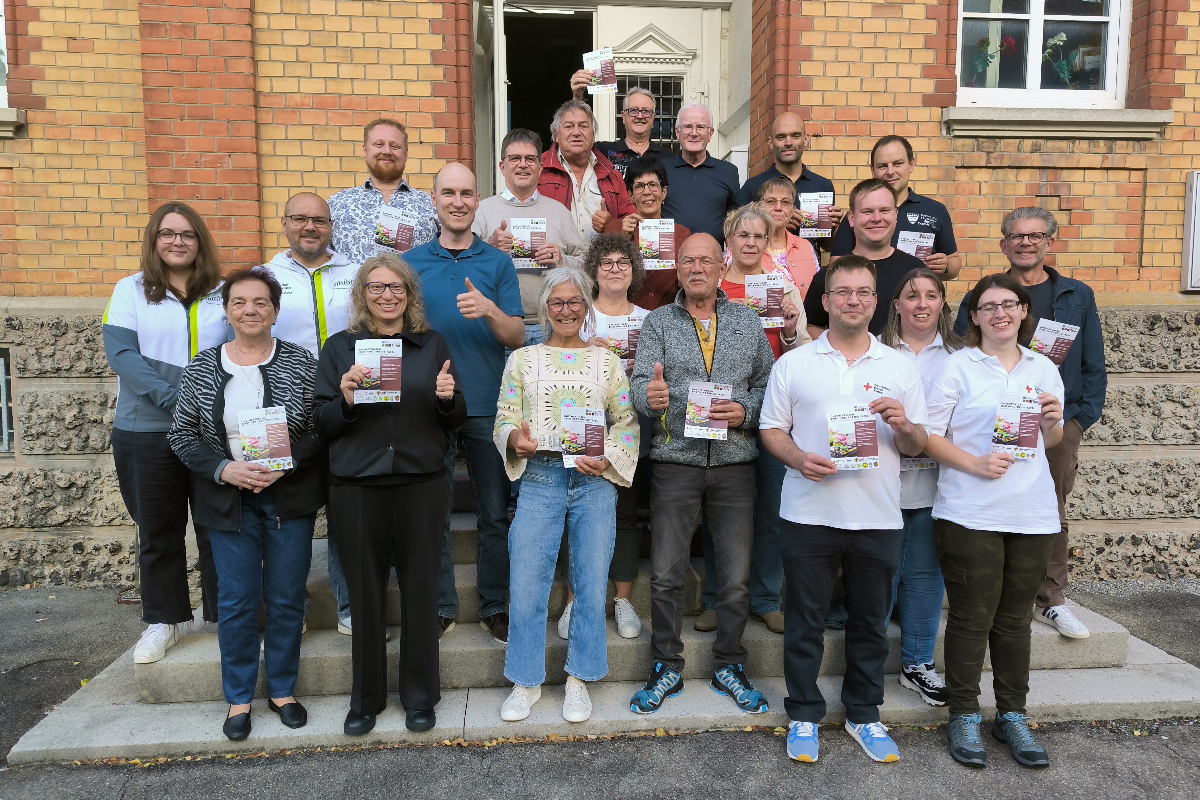 Vertreter der beteiligten Vereine und Mitarbeiter der "Tafel Albstadt"