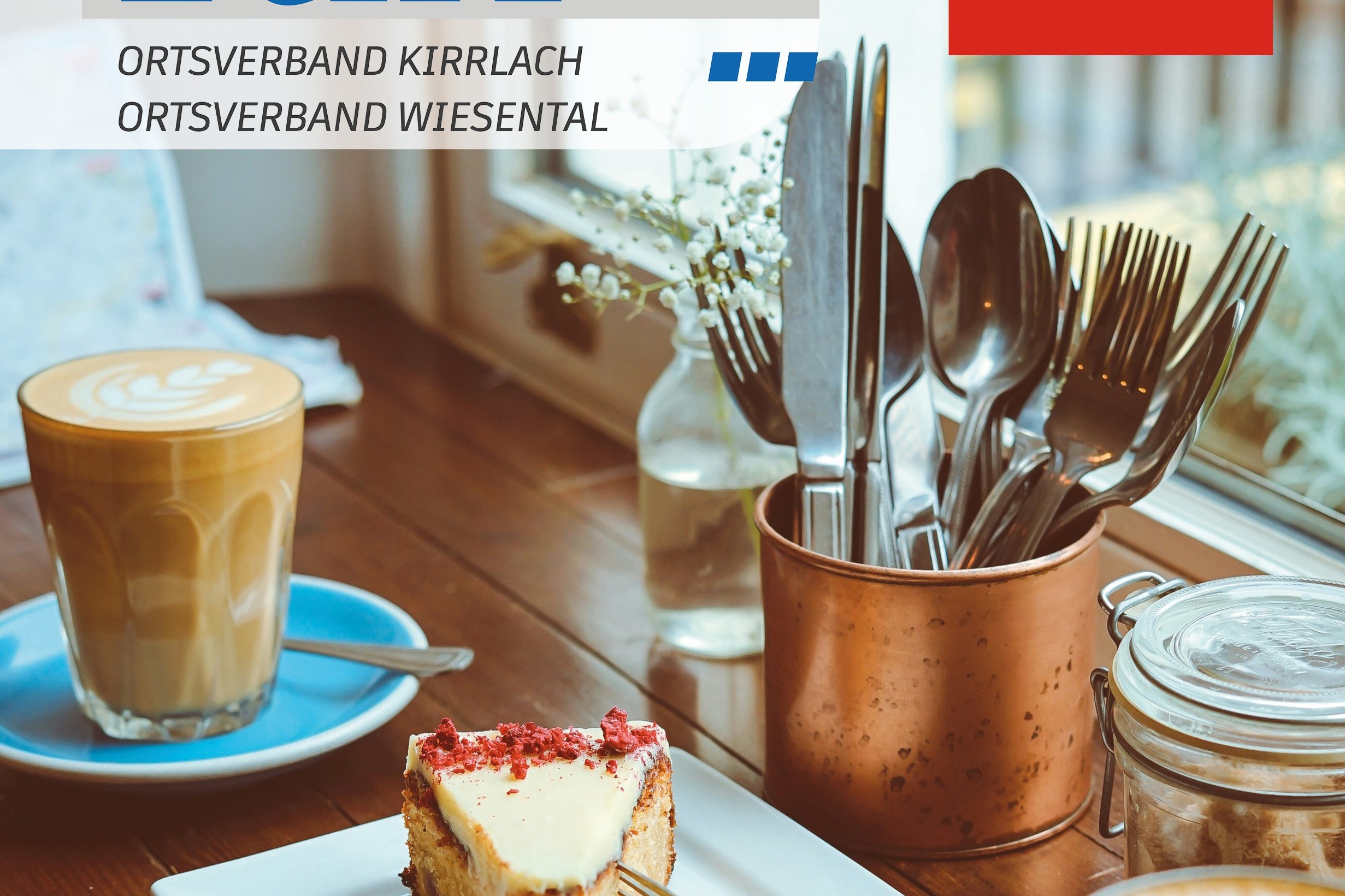 Auf dem Foto sieht man Kaffee im Glas, 1 St&uuml;ck Kuchen und verschiedene Besteckteile in einem Becher