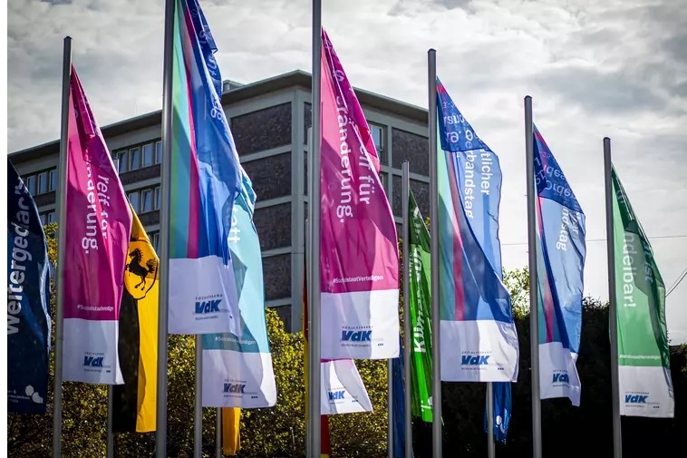 VdK Gesundheitstag 2025 Stuttgart Liederhalle Verschiedene VdK-Fahnen